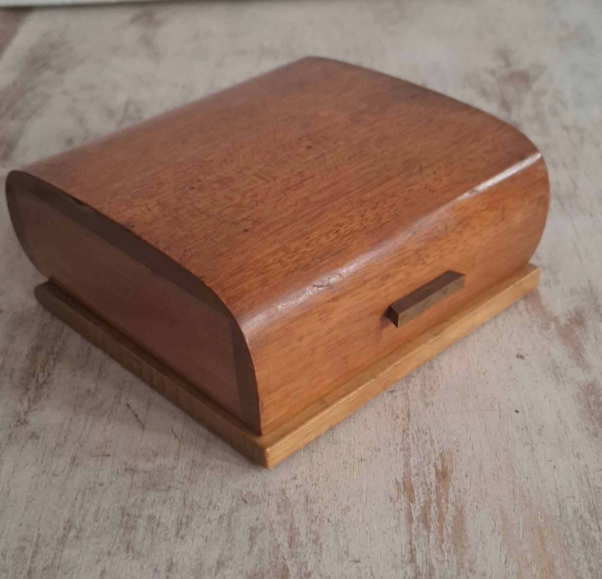 Boite.distributeur de cigarettes en bois.