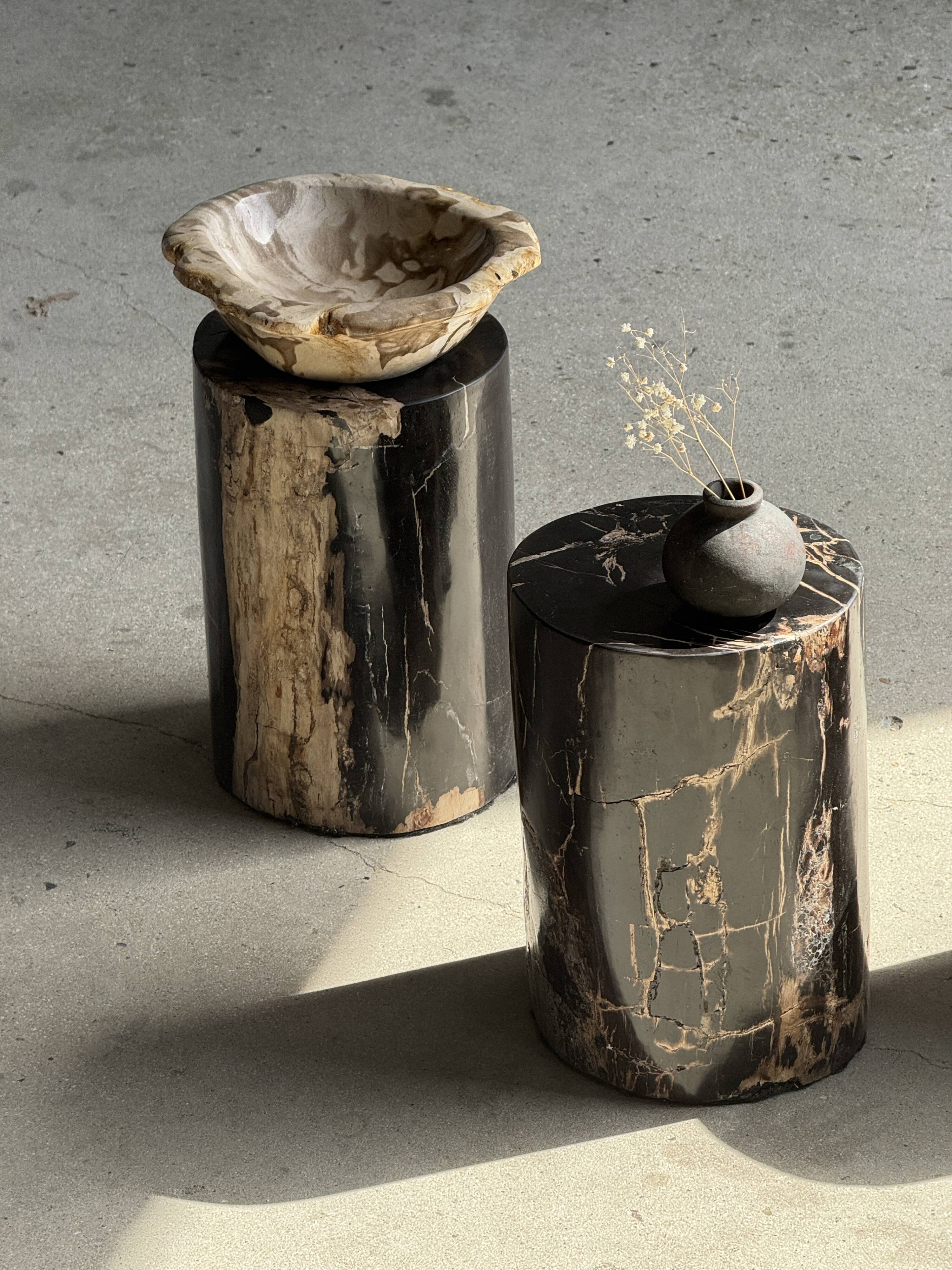 Small side table in black petrified wood with stripes and beige sides H28 D18.