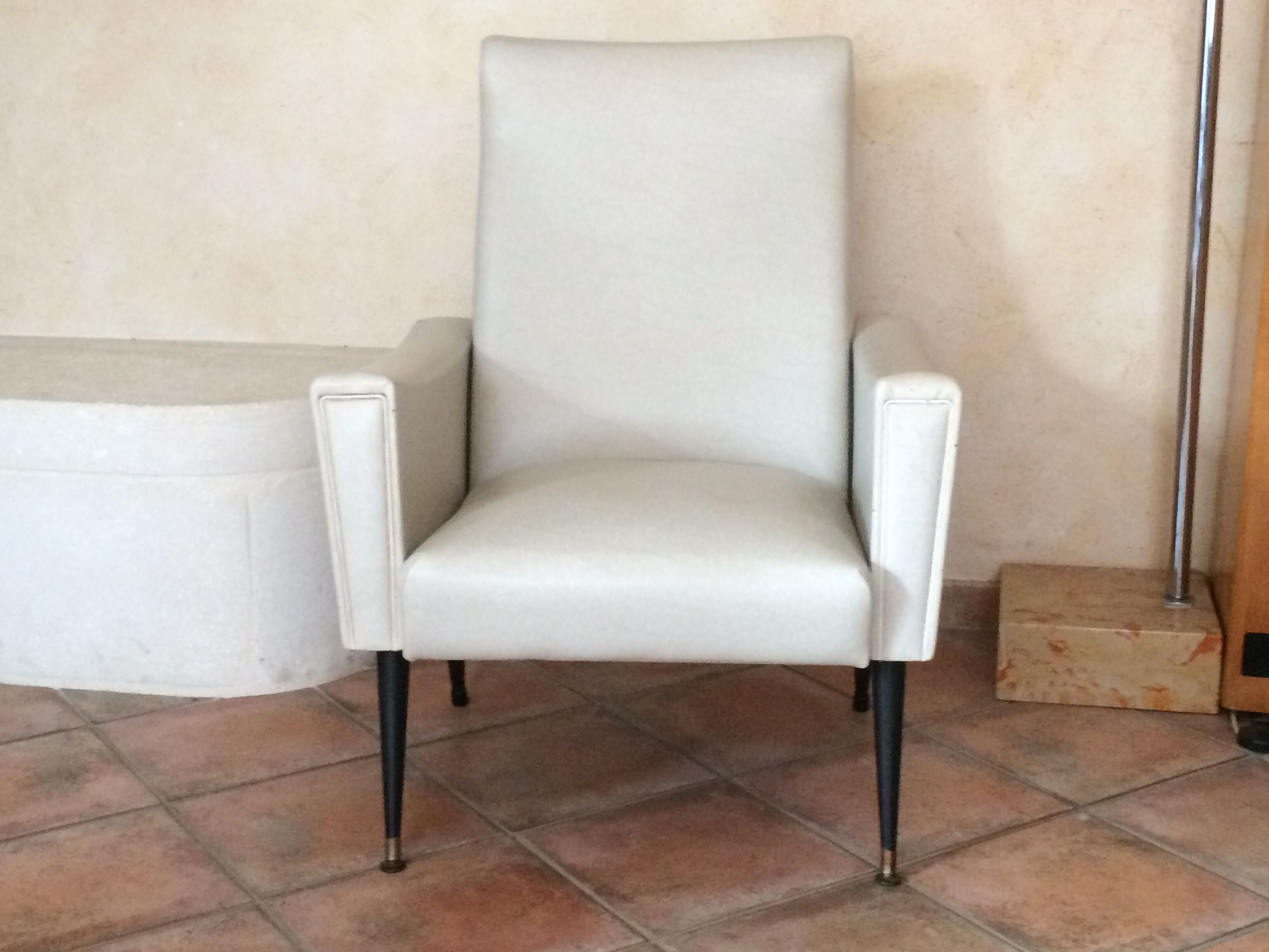 Armchair of the years vintage 50/60.en white leatherette