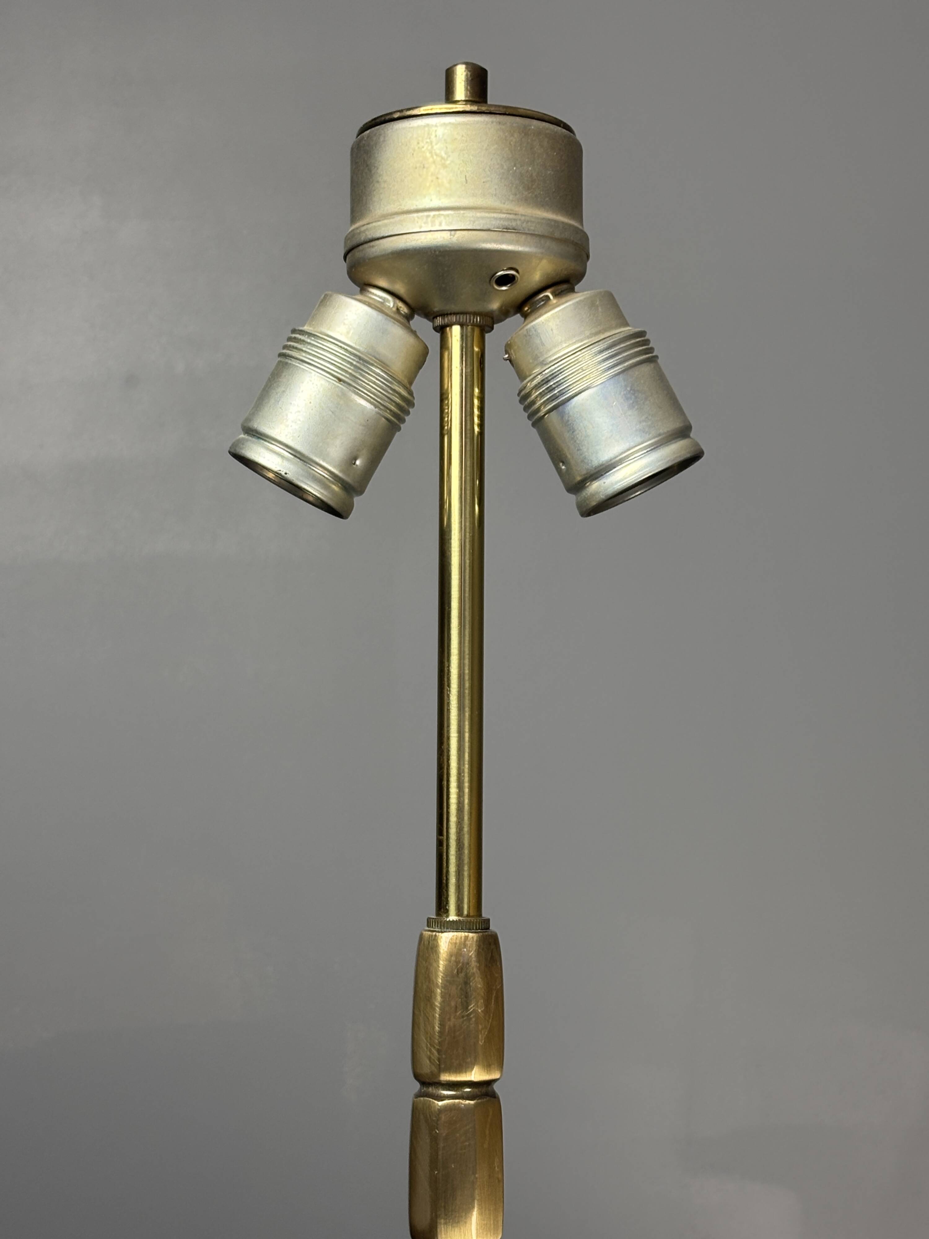 Lampe de table en rattan, bambou et laiton à tige en crayon du milieu du siècle. Années 1970.