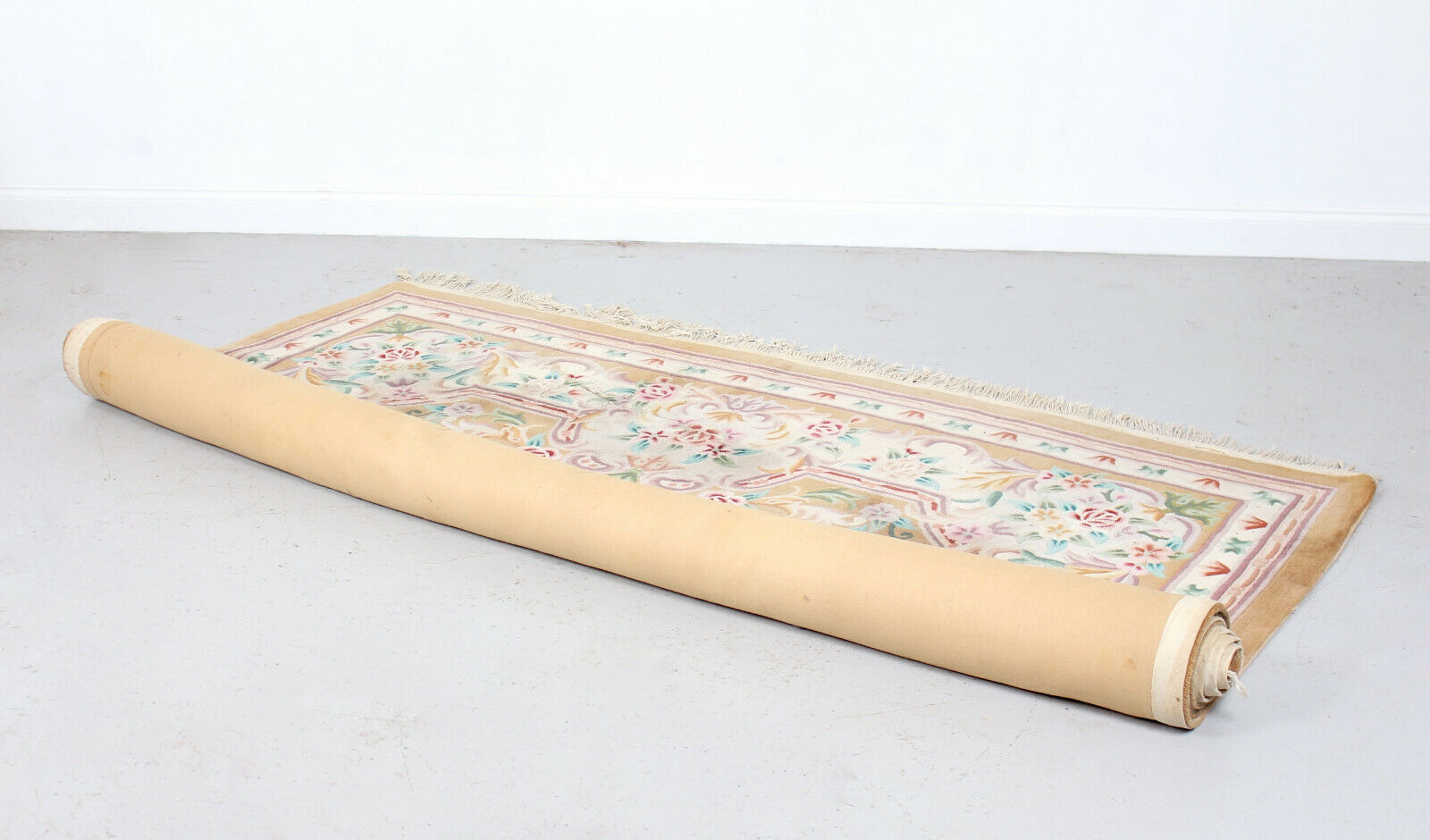 Tapis de laine chinoise à franges avec motif floral sur fond beige 396x274cm