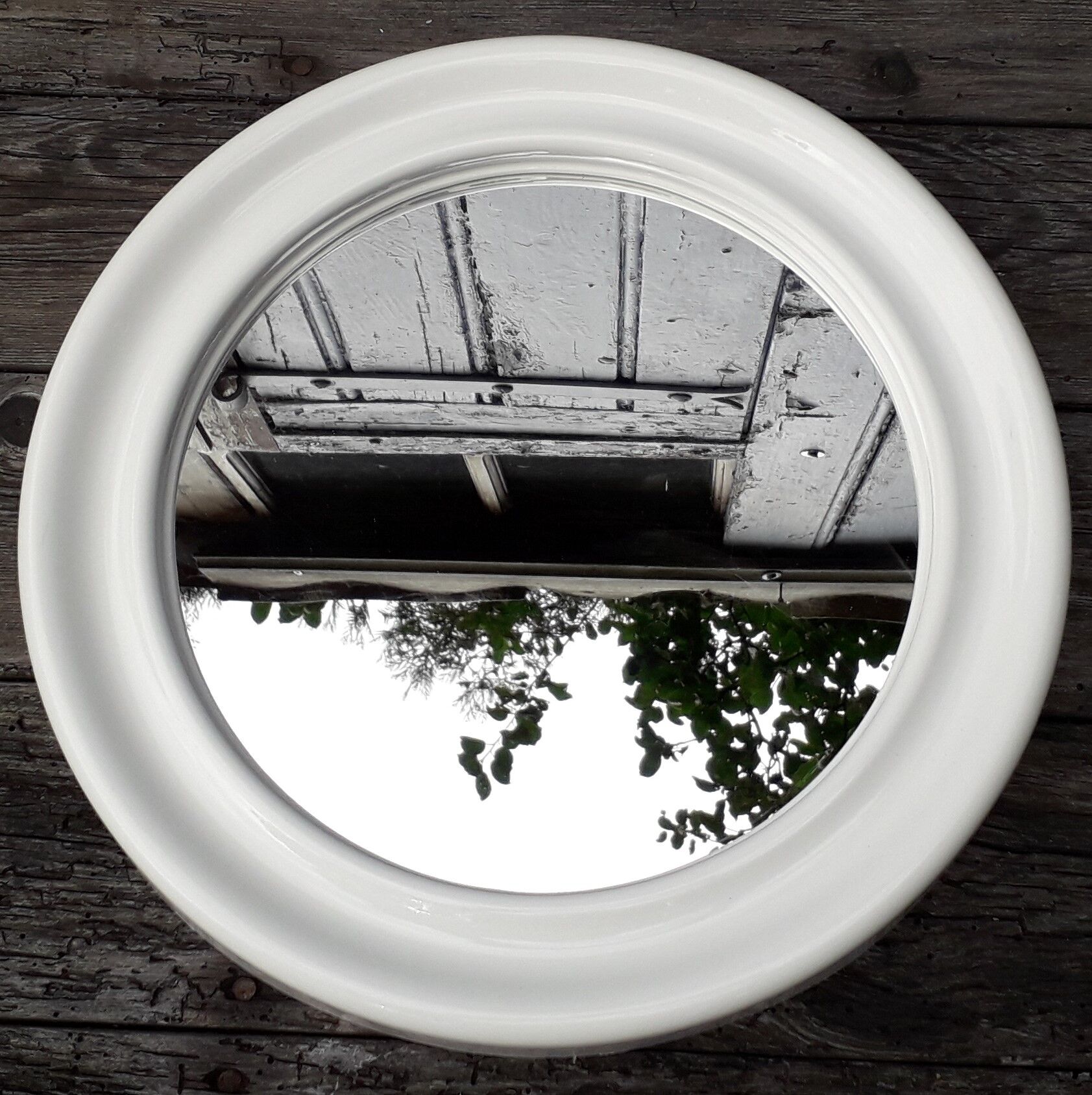 Round white plastic mirror 34x34 cm