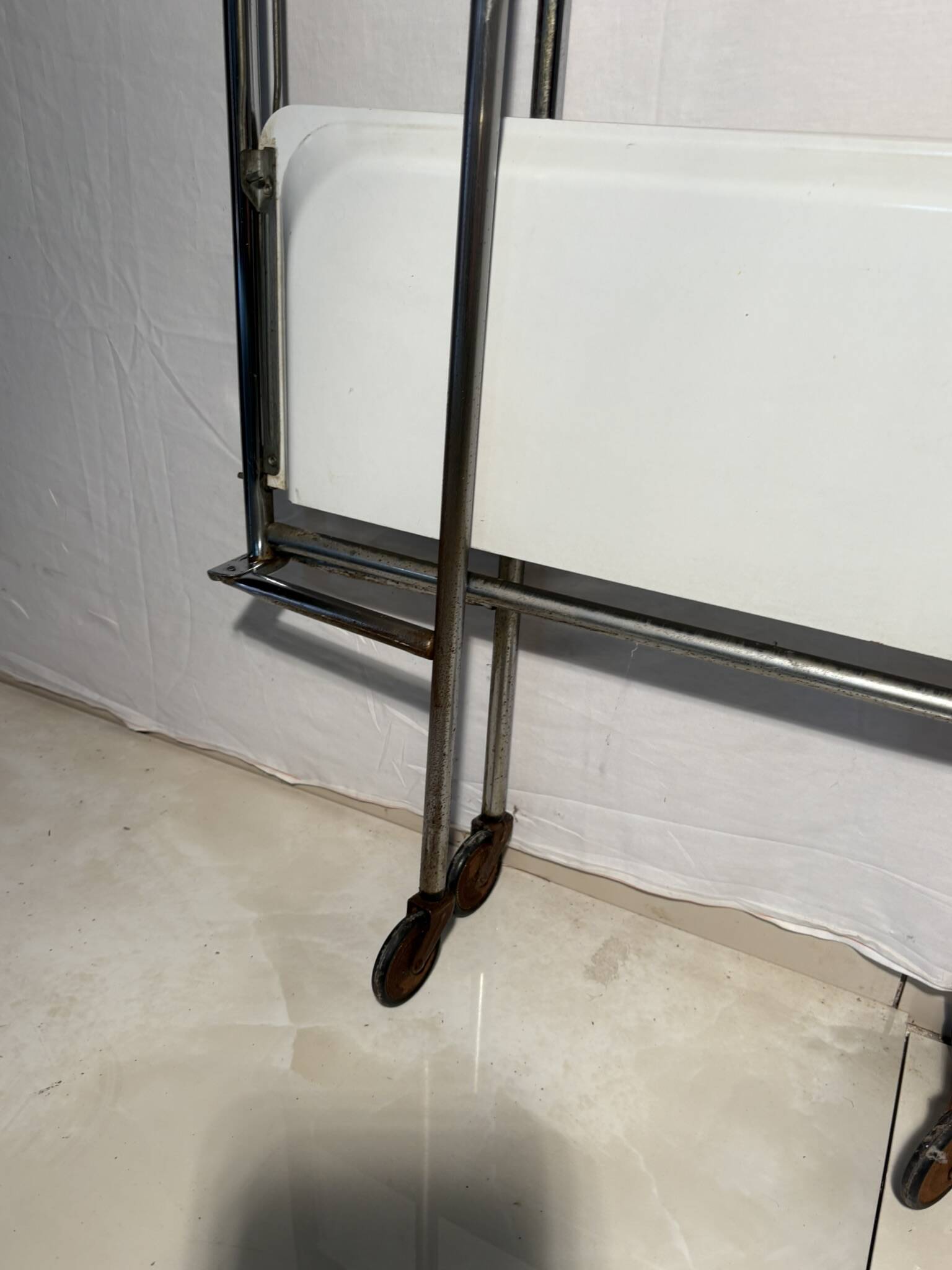 Vintage folding trolley in chromed metal and enamelled trays