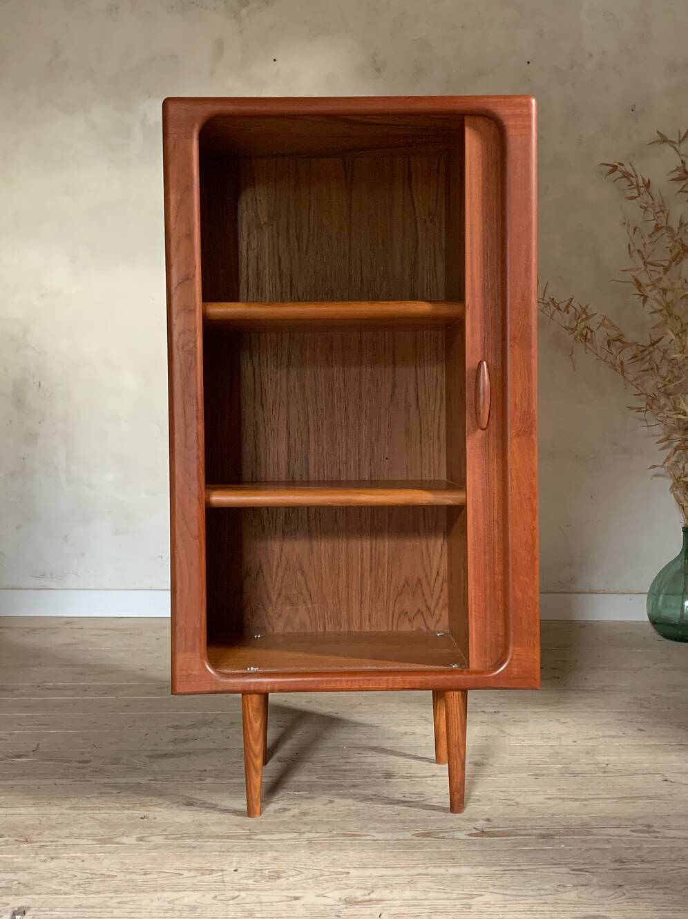 Armoire à rideau scandinave en teck vintage