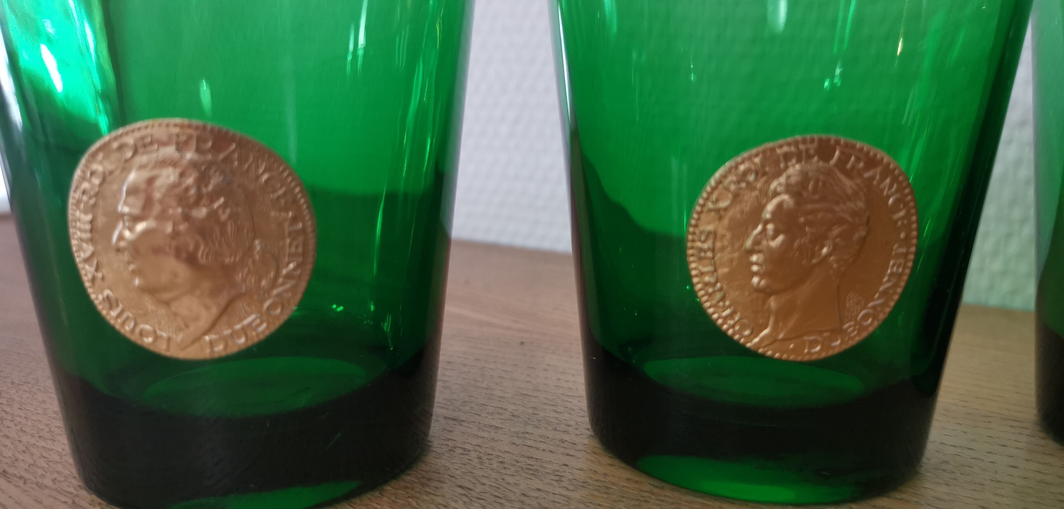 Set of 8 Dubonnet water glasses, vintage Louis d'or piece and bottle