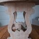 Table d'appoint en bois clair cerusé à pietement violonné
