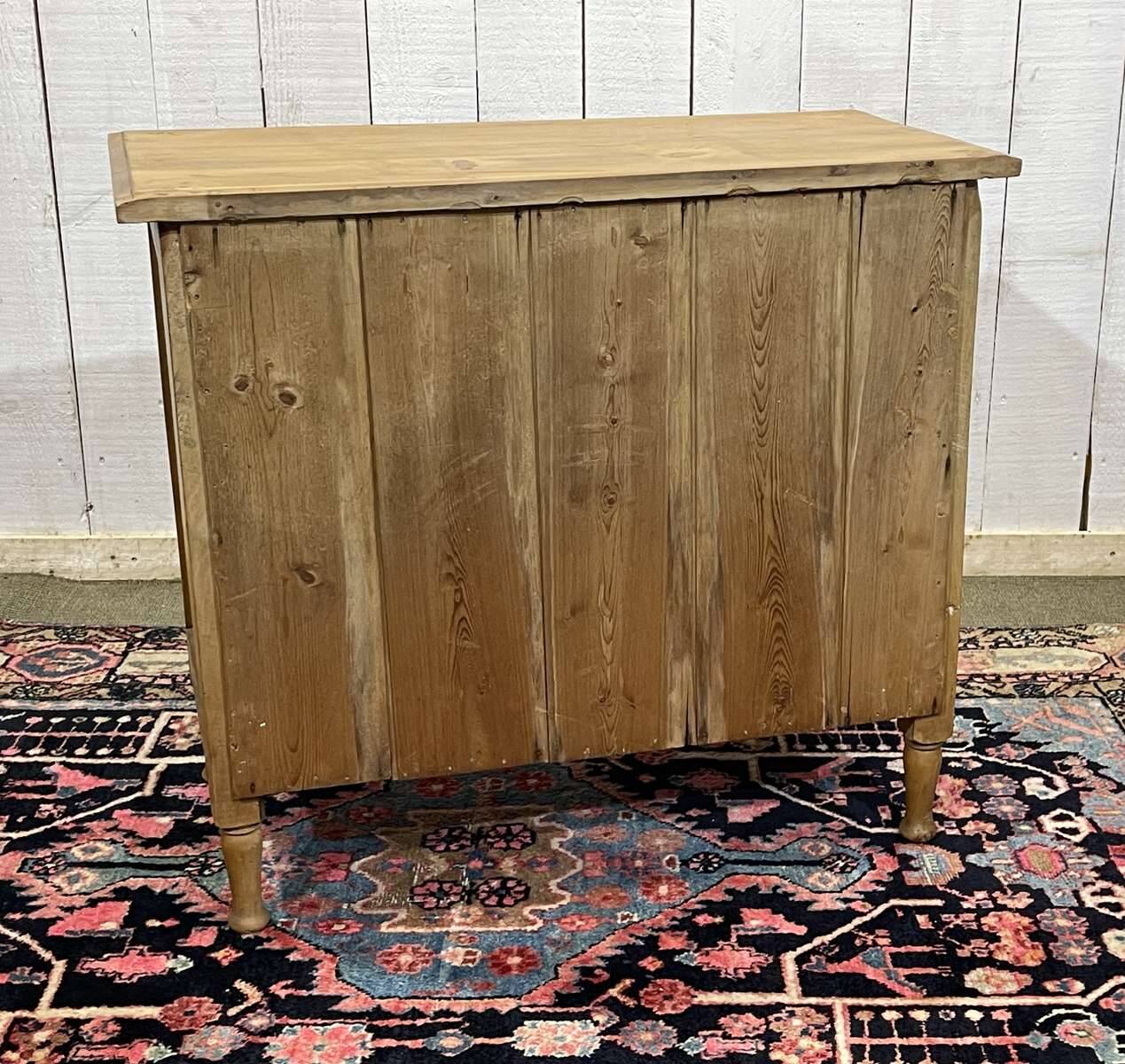 Commode anglaise en noyer du début XXème