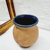 Vase with two-tone sandstone handle