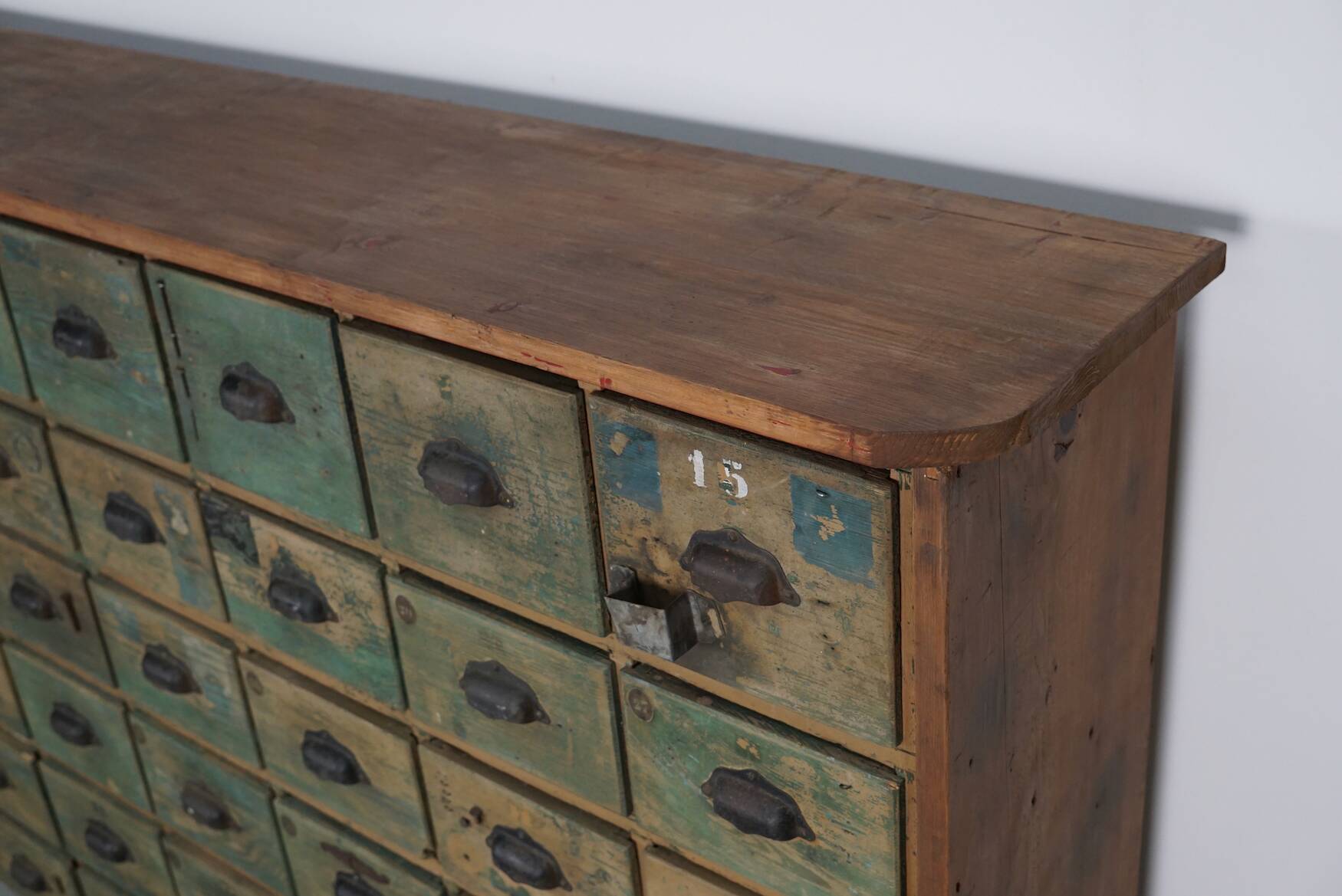 Meuble de quincaillerie industriel en pin peint, France années 1950