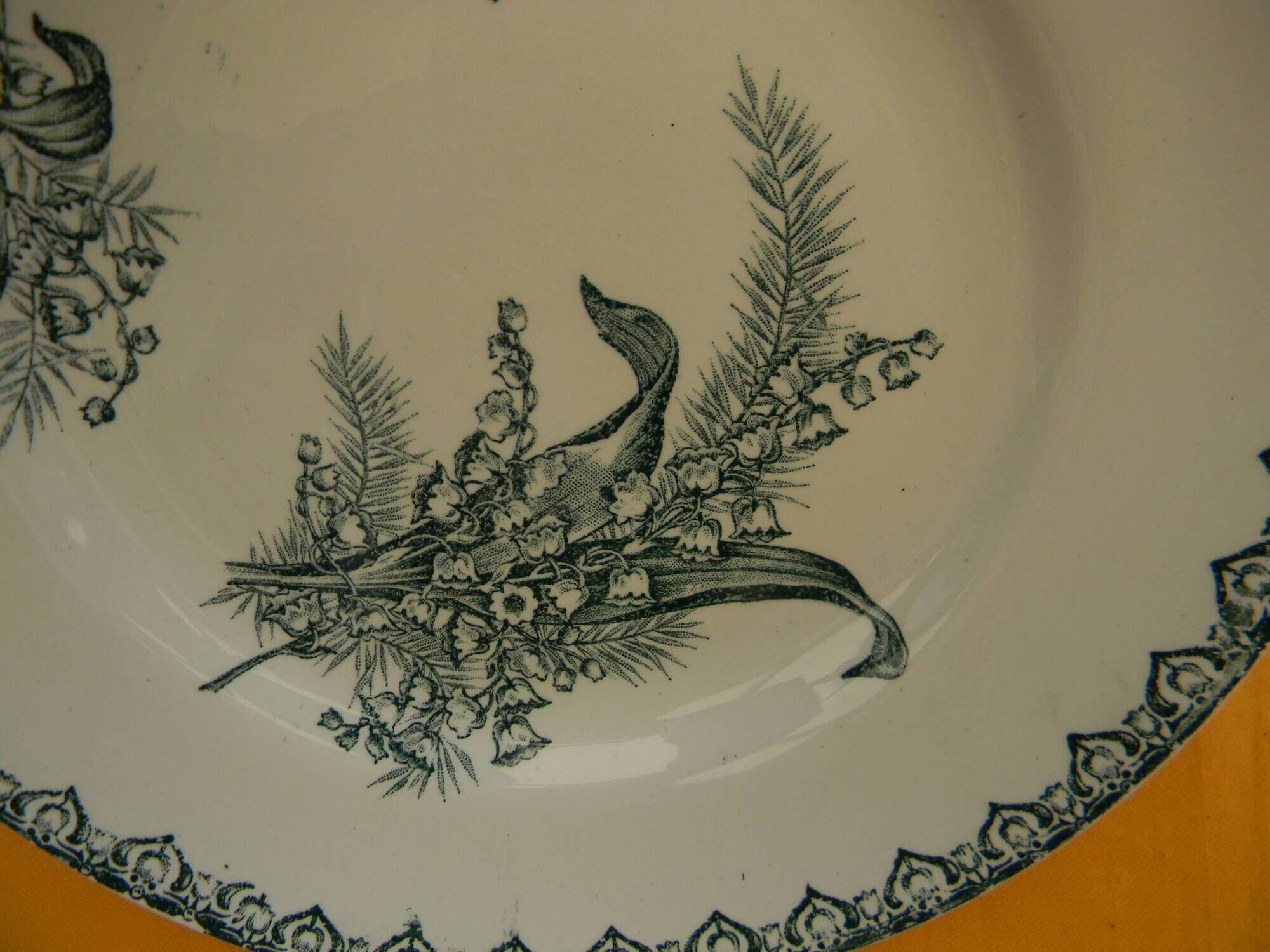 Set of 4 flat plates in saint amand earthenware. lily of the valley decor.