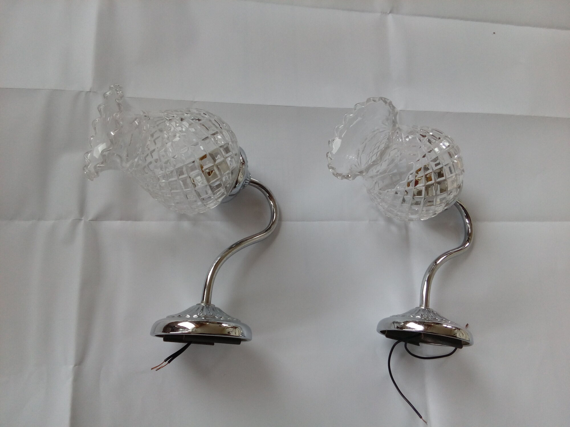 Pair of wall brackets in chromed metal and cut glass