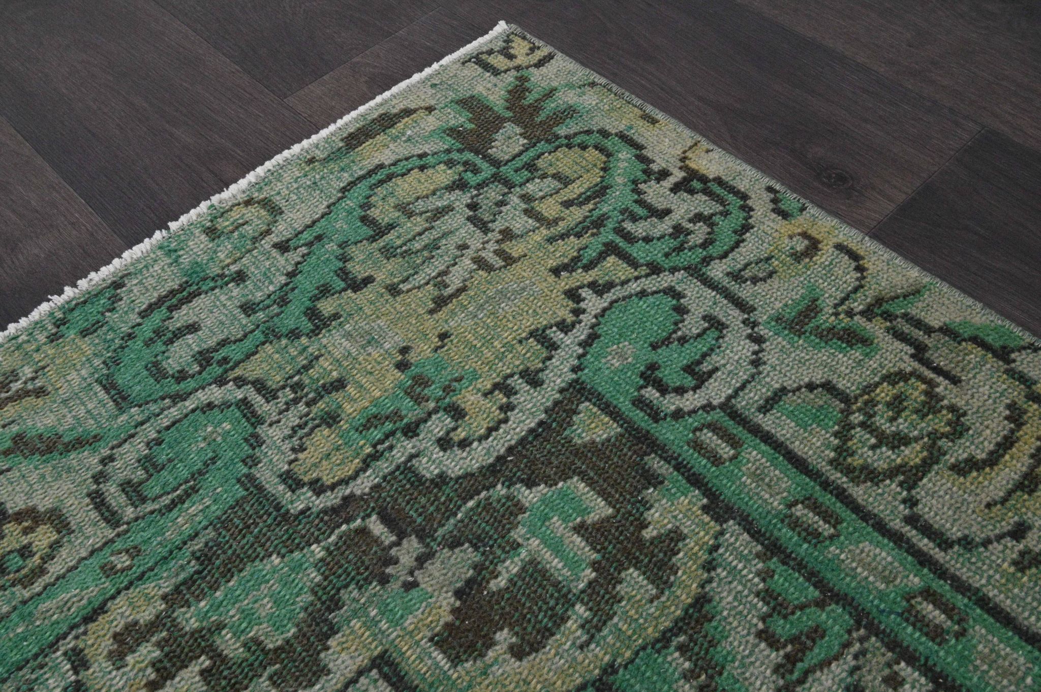 Vintage green and olive Turkish rug with a medallion, hand-knotted, 160 x 262 cm.