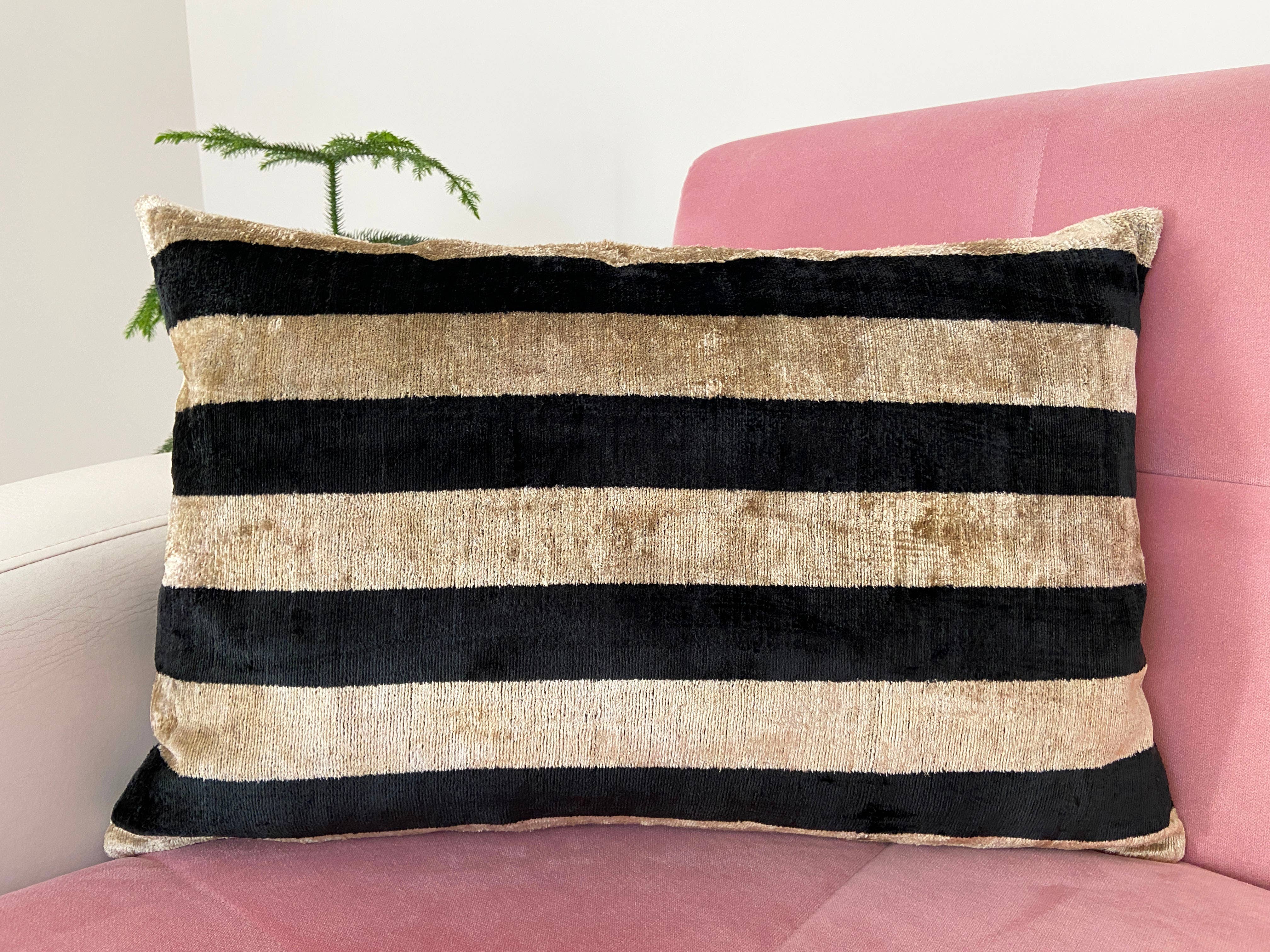 Cushion Ikat velvet black cream