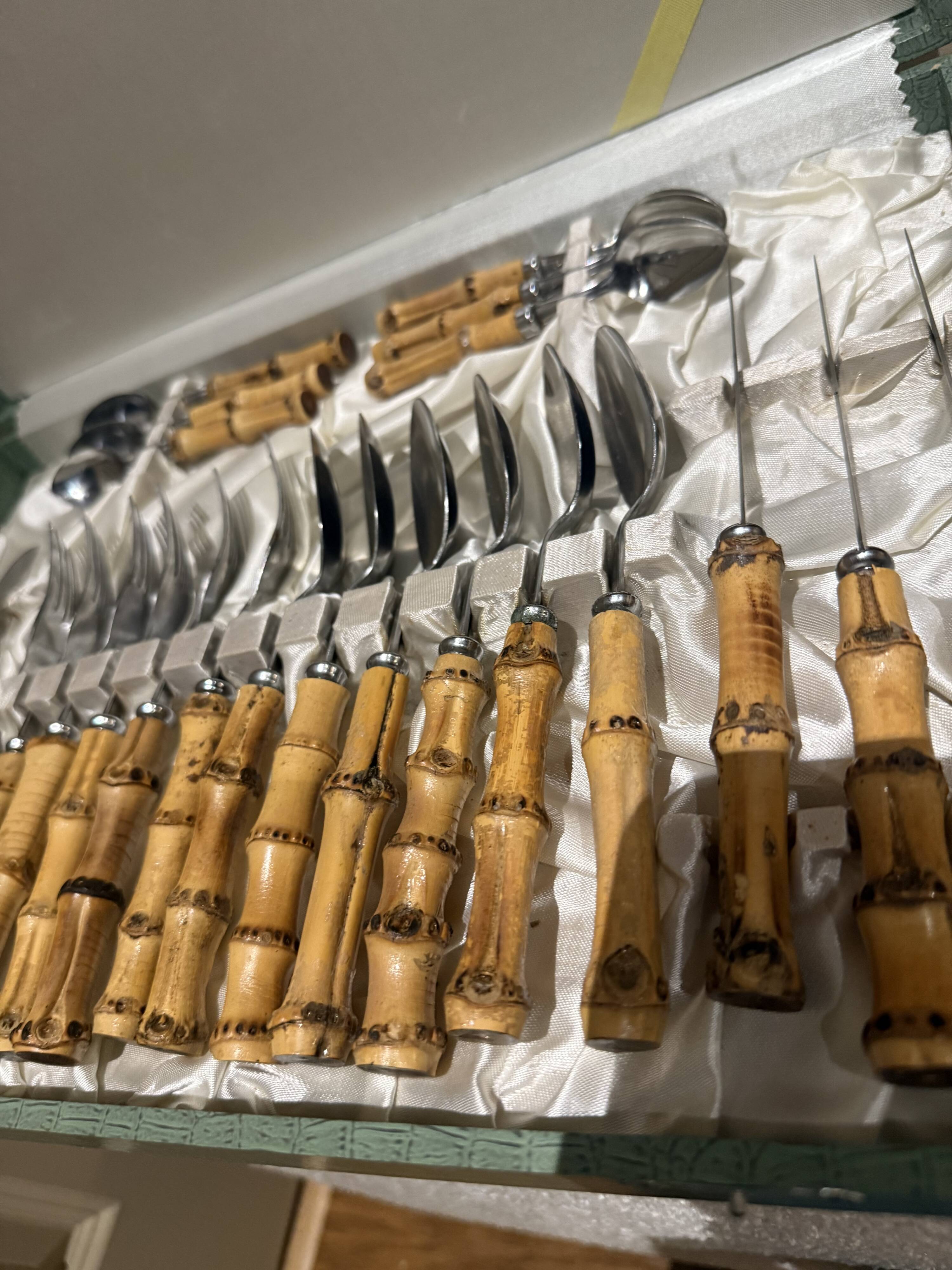 24-piece bamboo cutlery set