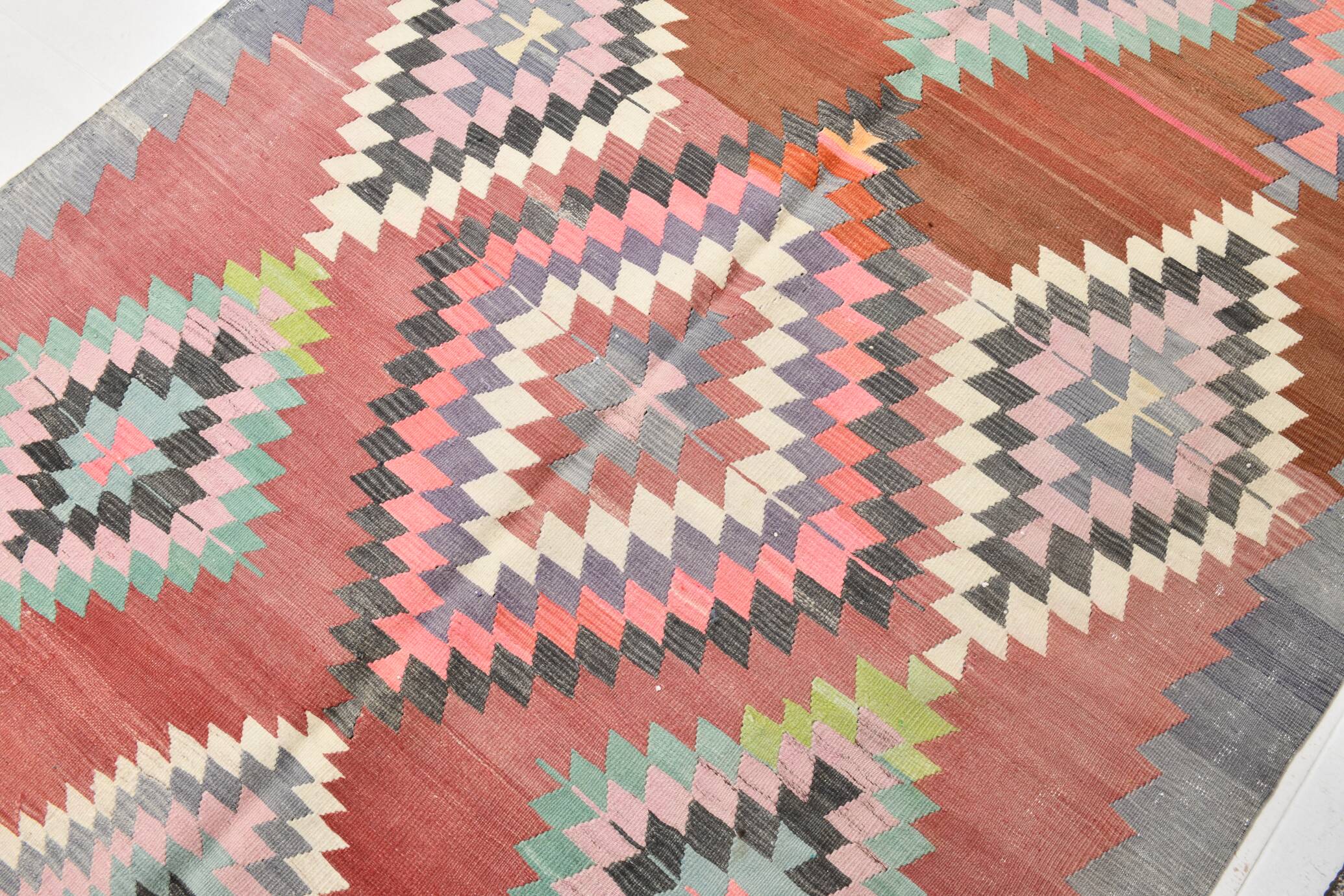 Tapis Kilim géométrique rouge et rose fait main 5x8, 160x238 cm