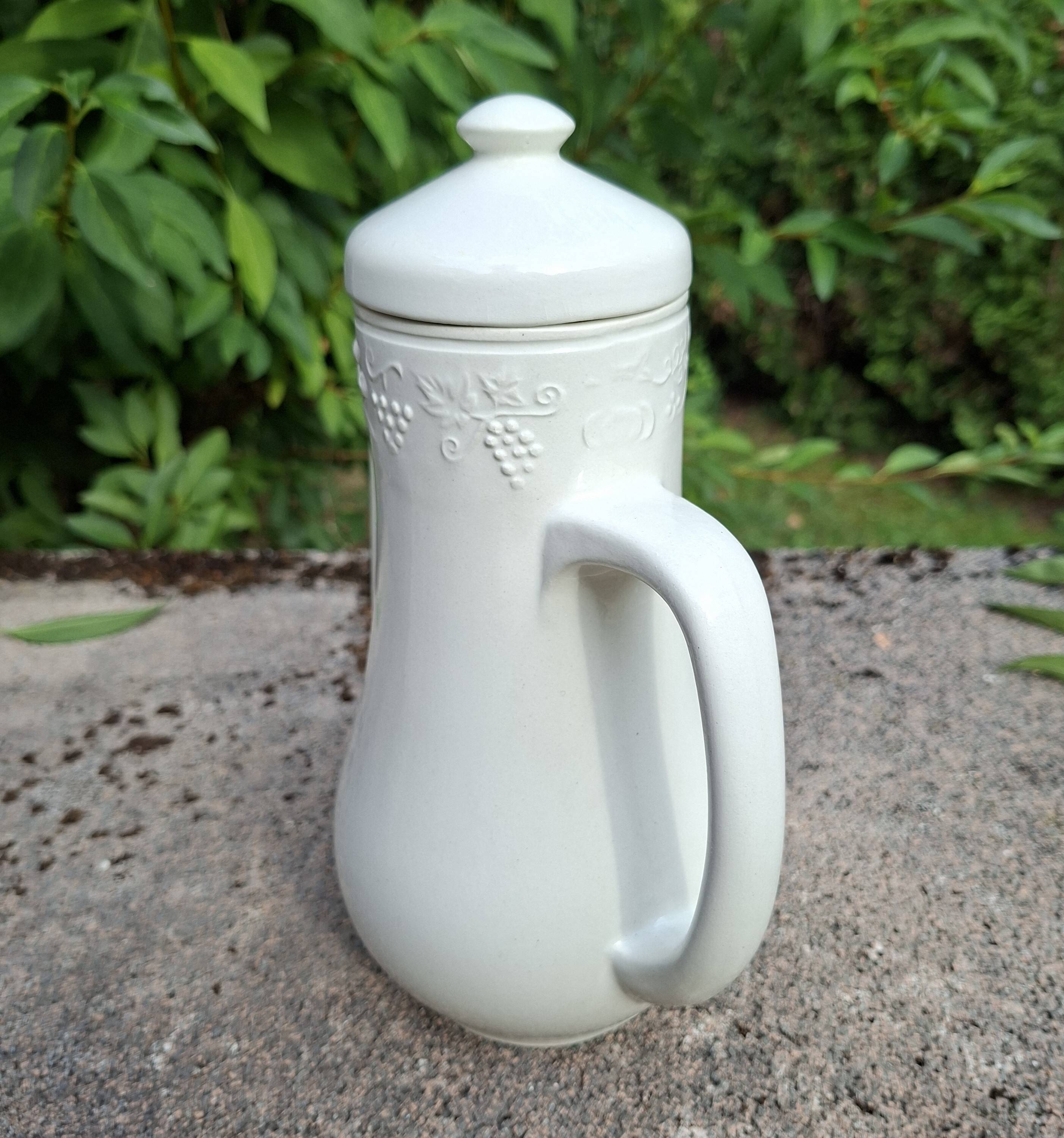 White ceramic coffee pot from Sarreguemines.