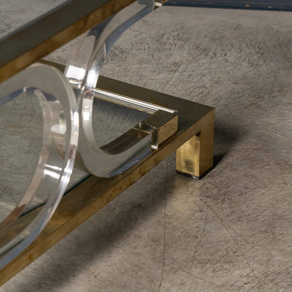 Table basse en verre, laiton et Perspex de style Hollywood Regency italien des années 1980.