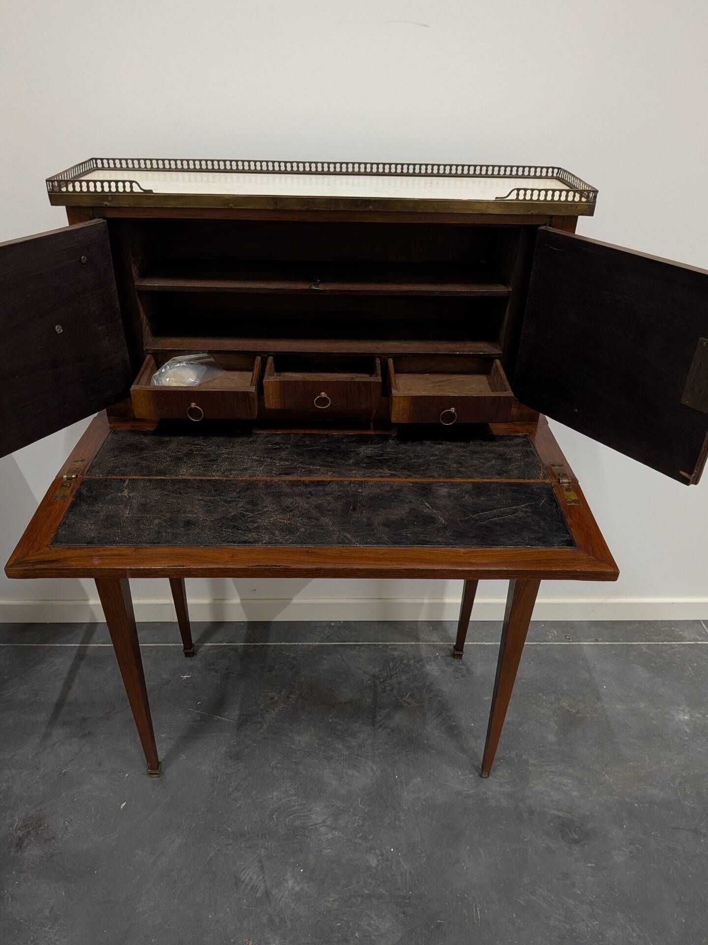 Antique Louis XVI bonheur-du-jour in marquetry and brass – Circa 1900