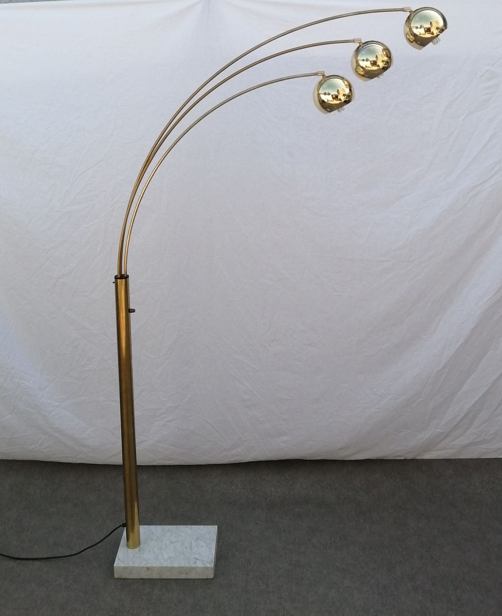 Floor lamp arc 3 globes, Space age in brass and marble by Goffredo Reggiani 1960