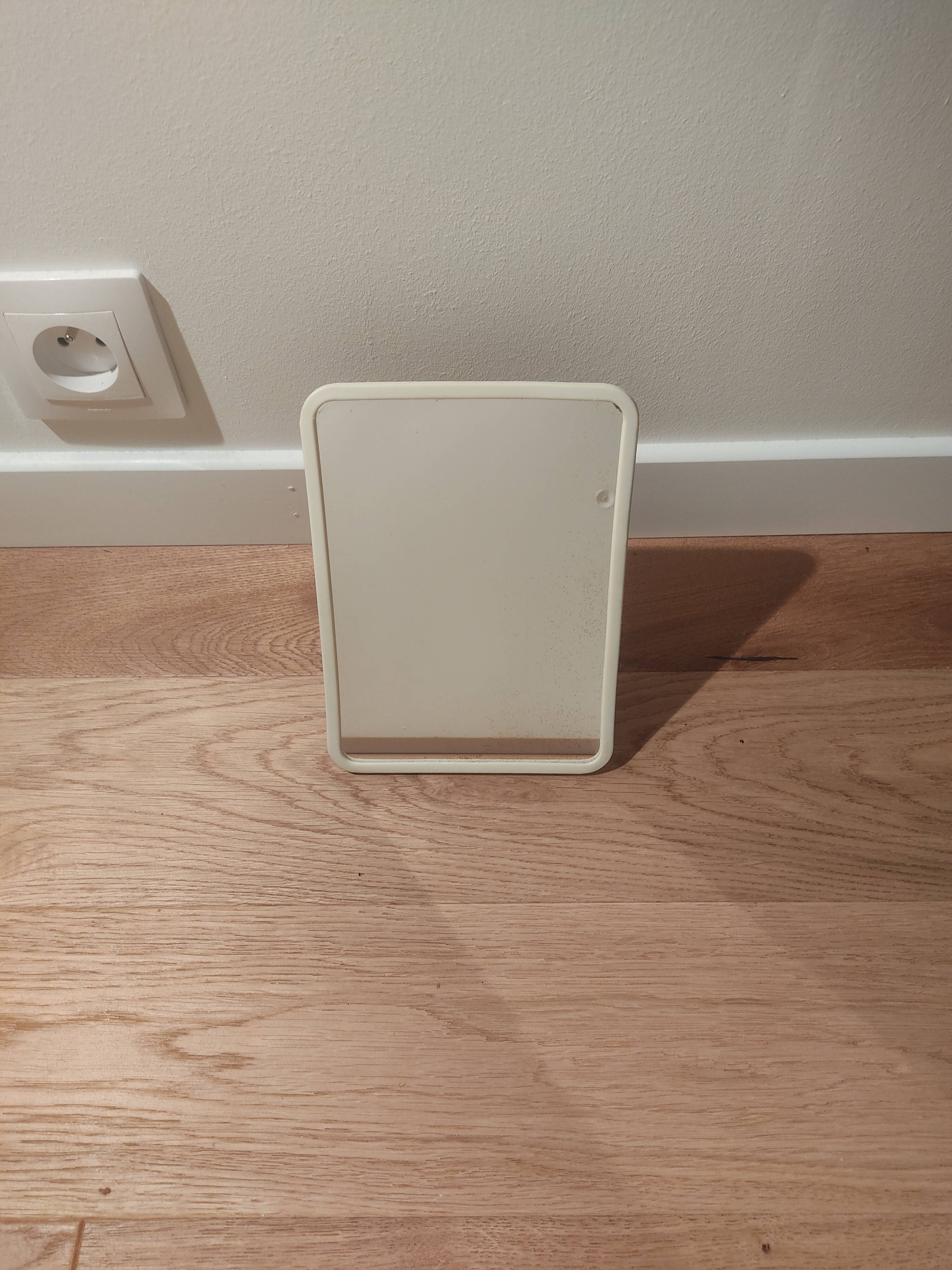 Mirror 70s white plastic outline, 21x15 cm