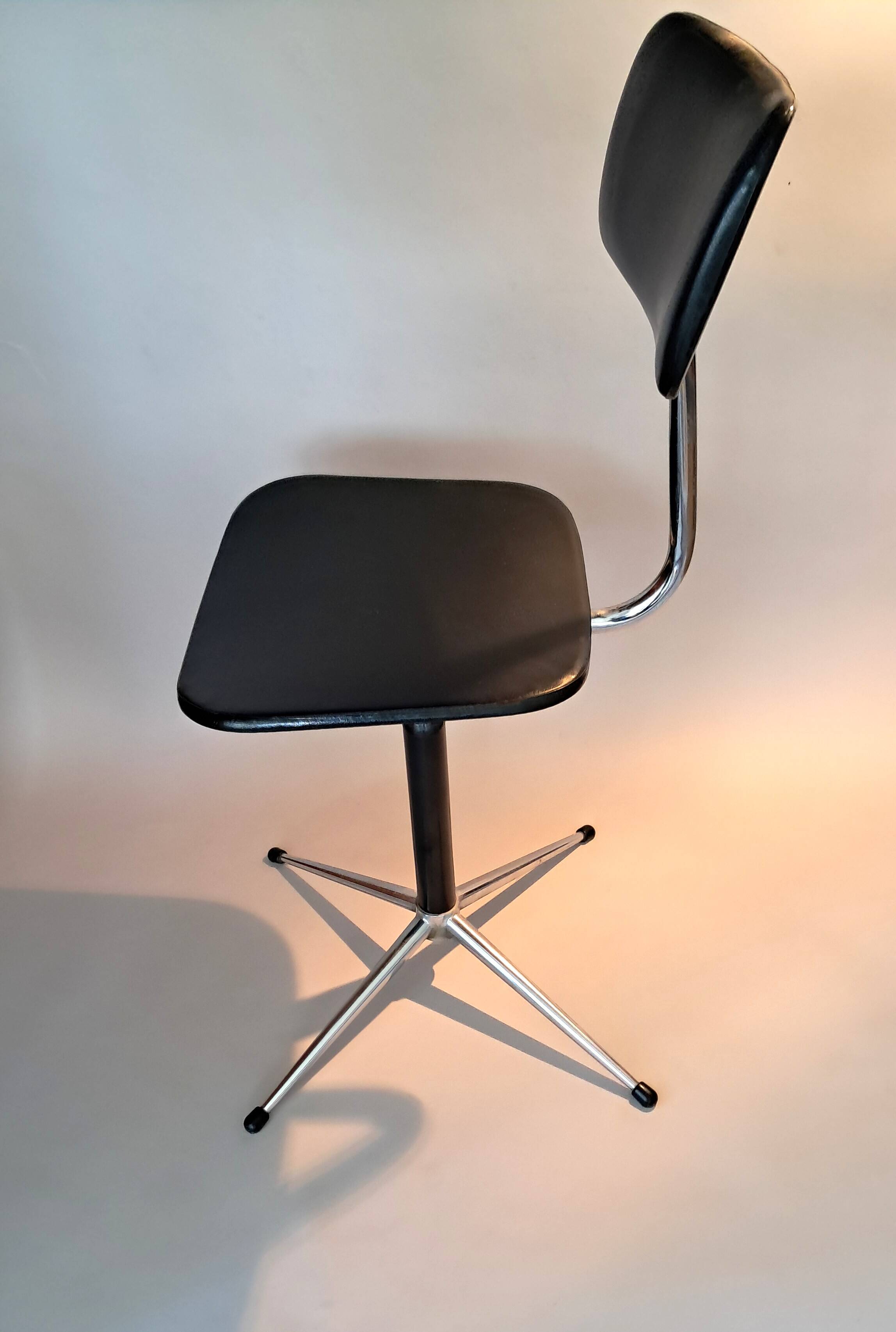Vintage workshop chair in faux leather from the 1950s/1960s.