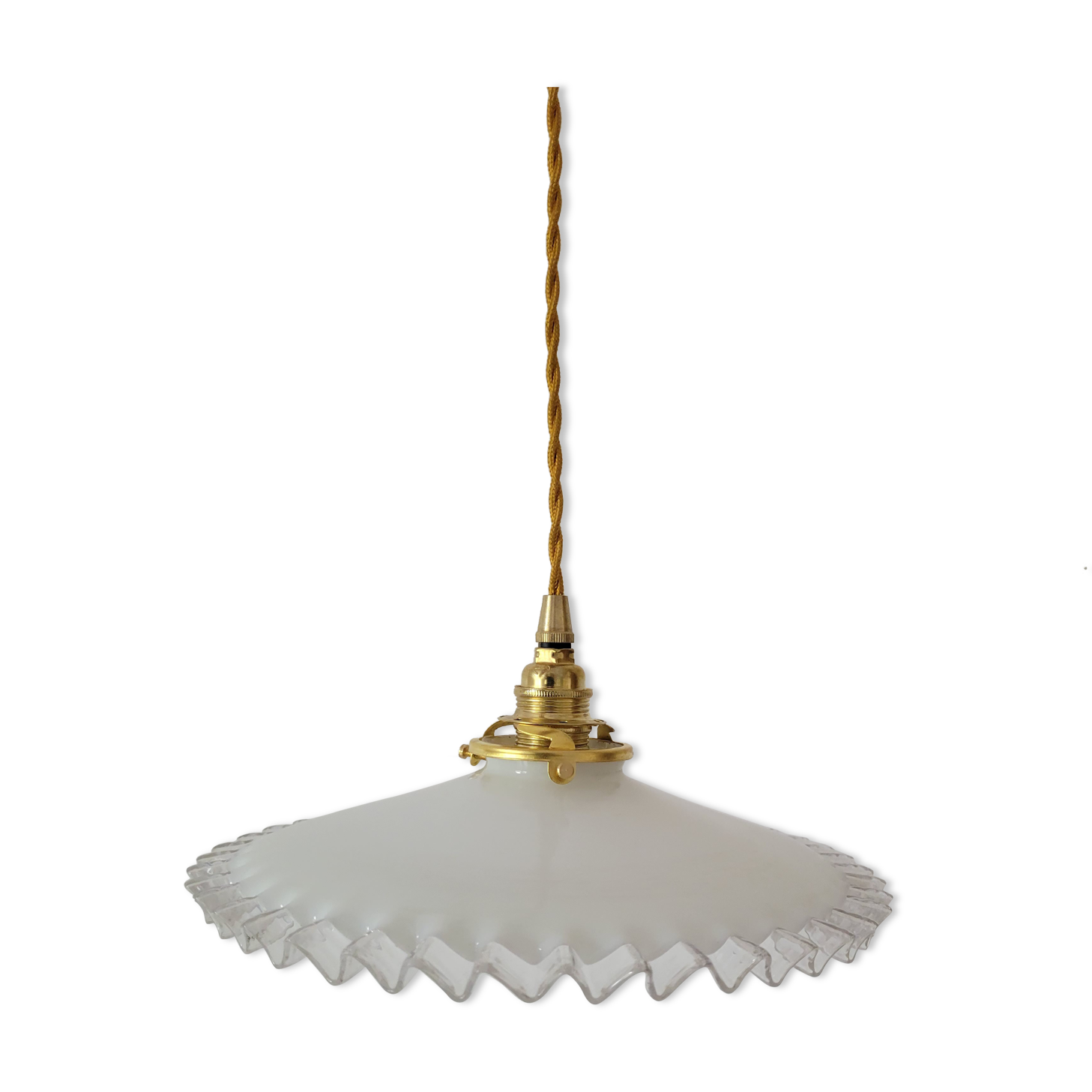 Serrated opaline suspension