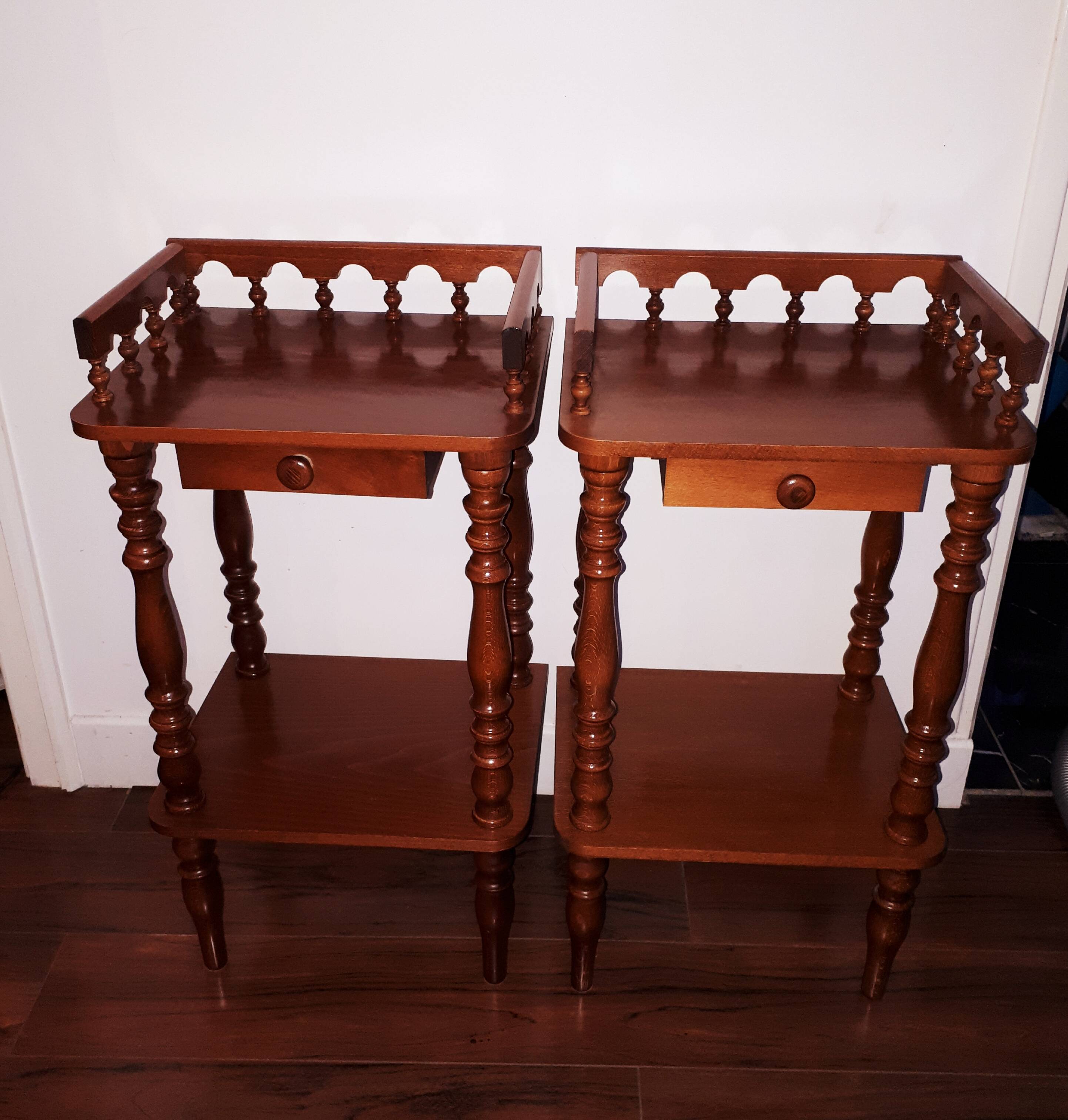 Paire de tables de chevet