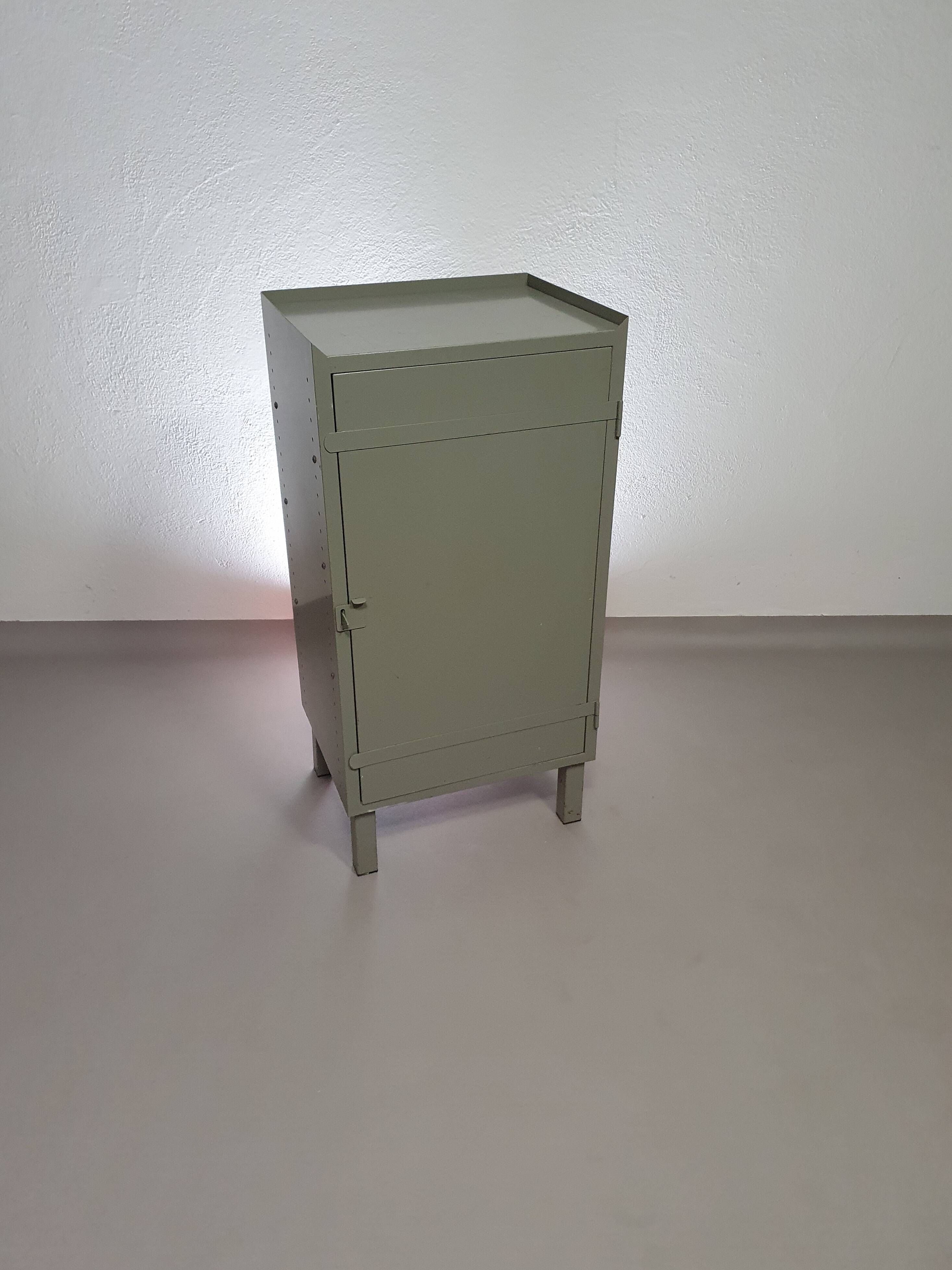 Casier en métal gris. Petit buffet industriel.