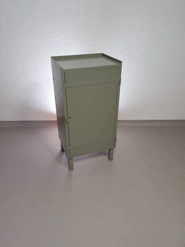 Casier en métal gris. Petit buffet industriel.