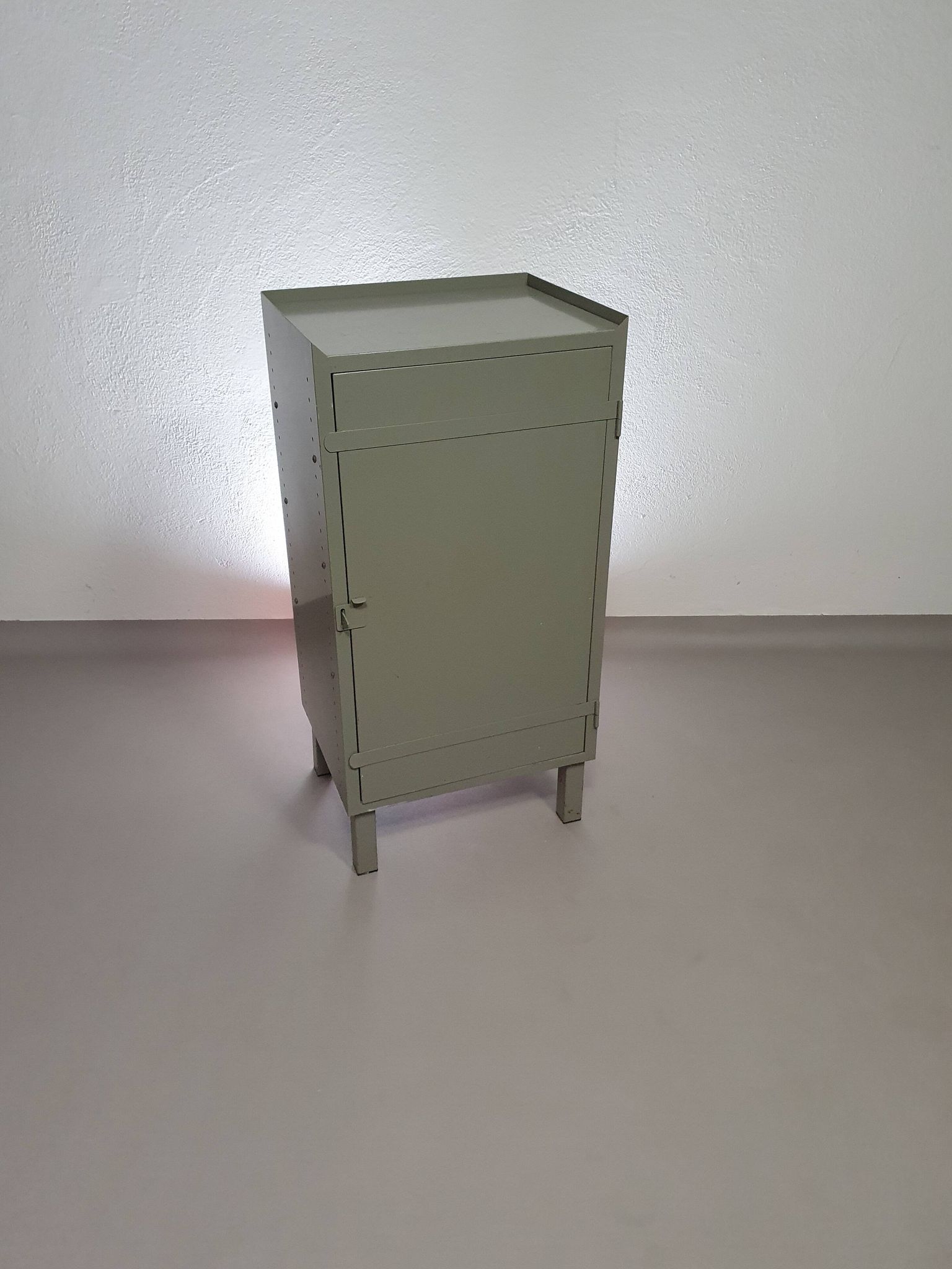 Casier en métal gris. Petit buffet industriel.