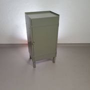Casier en métal gris. Petit buffet industriel.