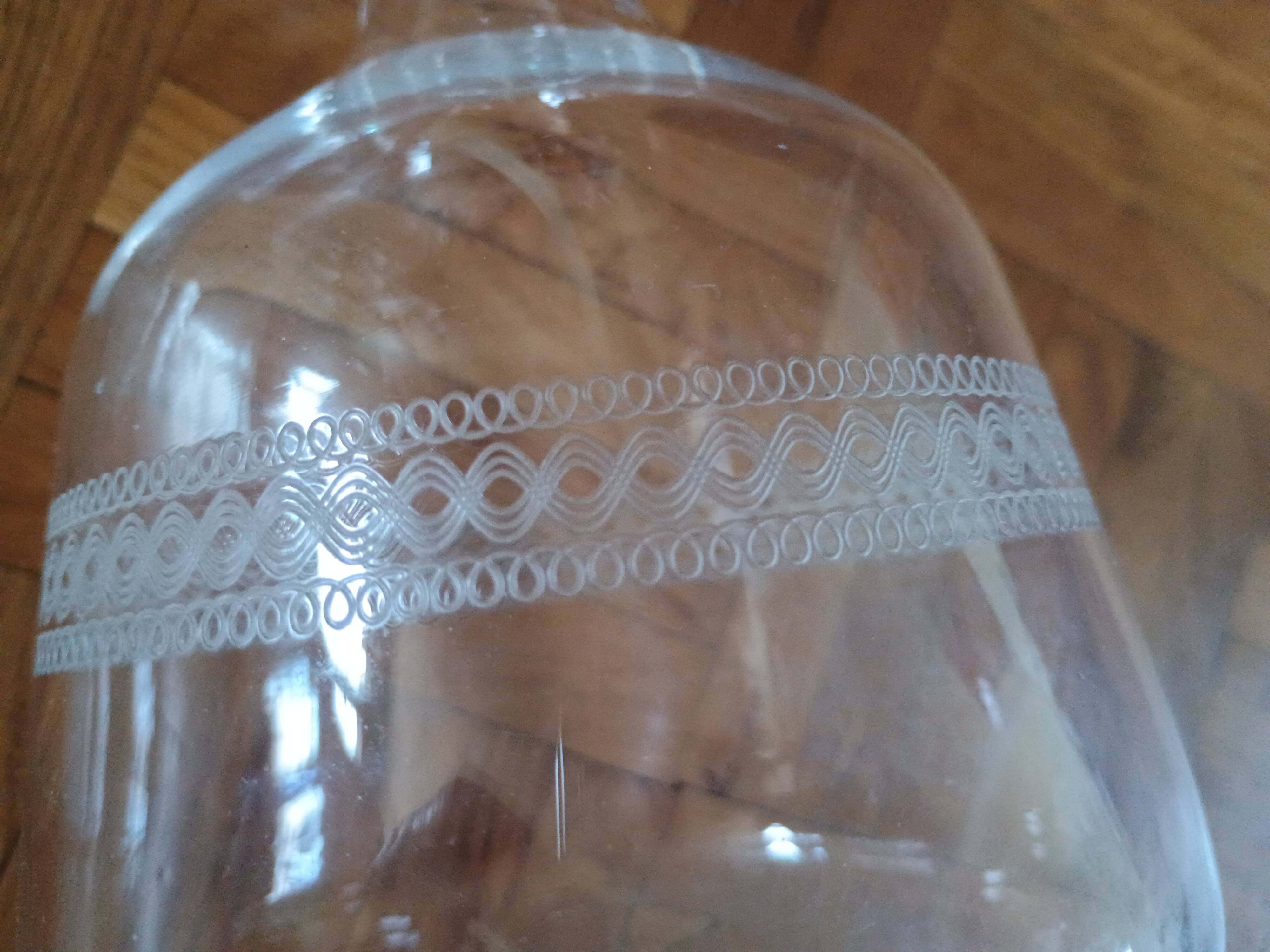 Carafe à vin ancienne - verre gravée d'une frise d'entrelacs