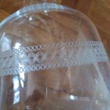 Carafe à vin ancienne - verre gravée d'une frise d'entrelacs