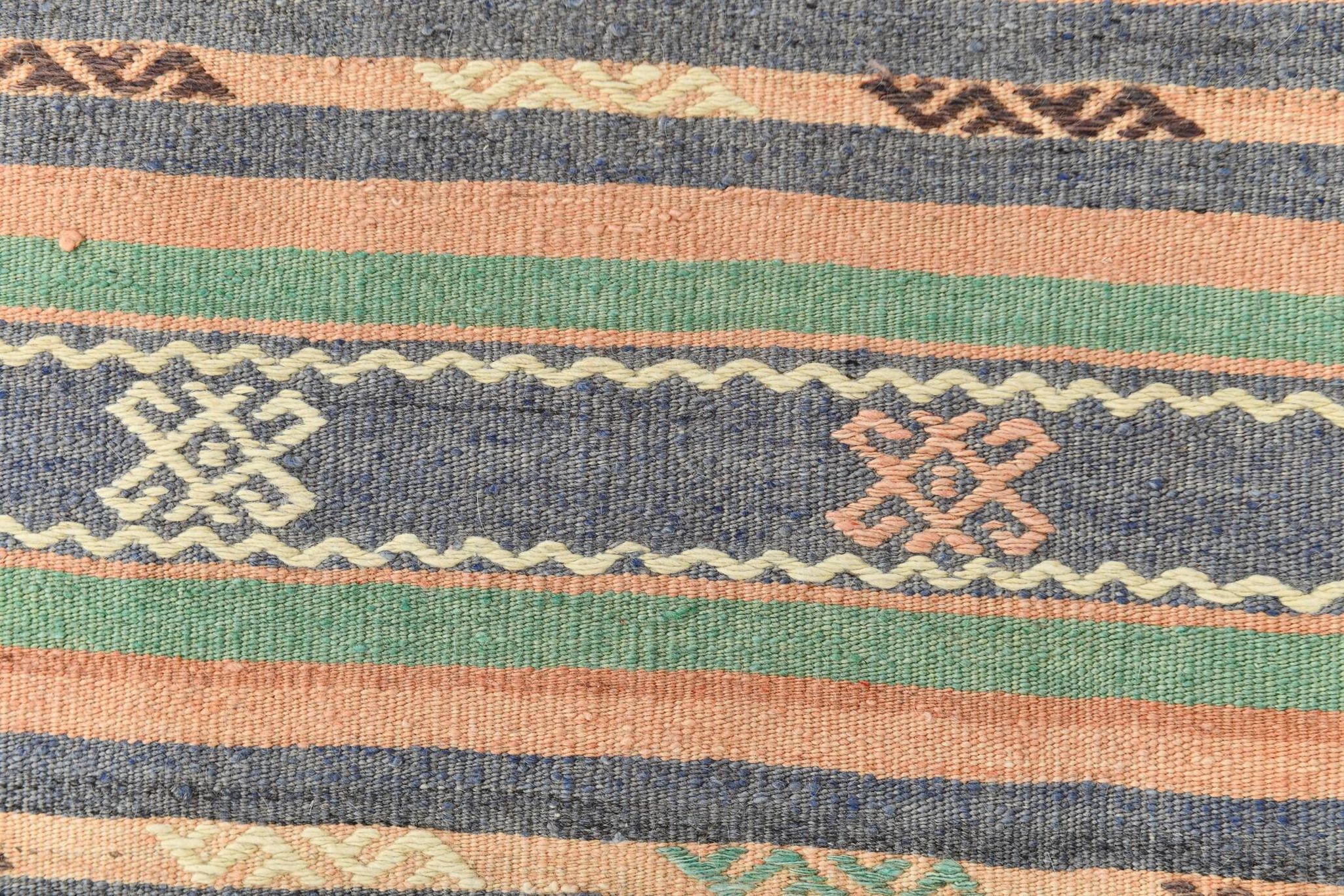 Kilim Vintage Anatolien, Rayures Tribales et Motifs Géométriques Pastel