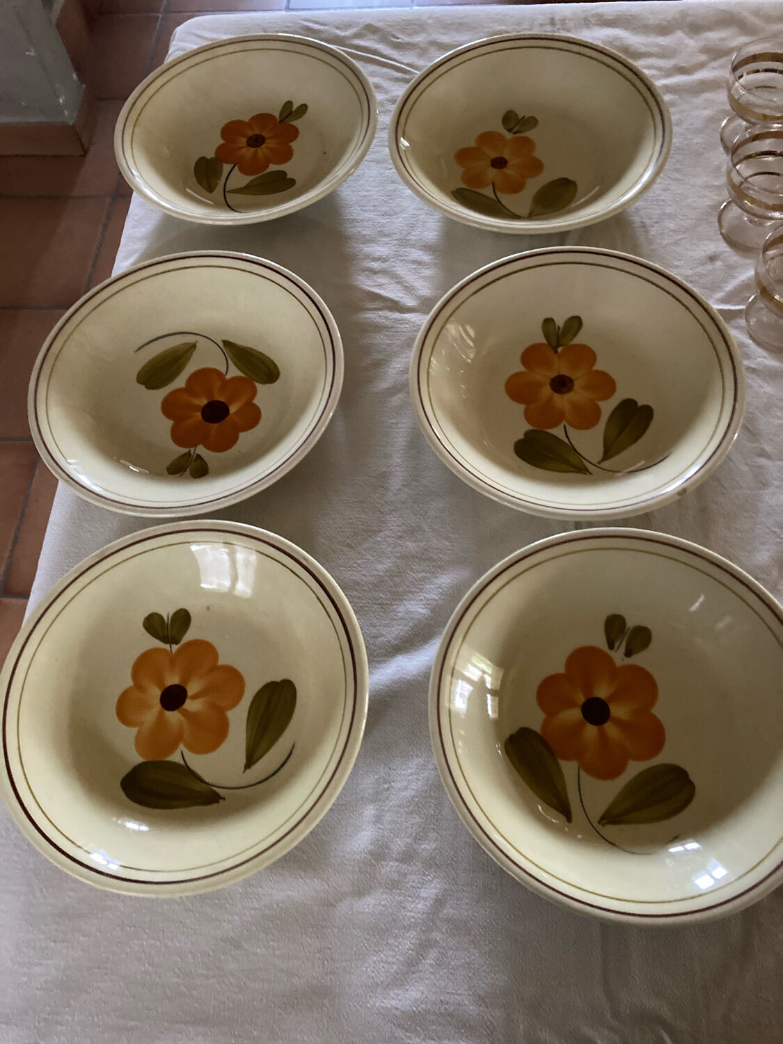 Set of hollow plates