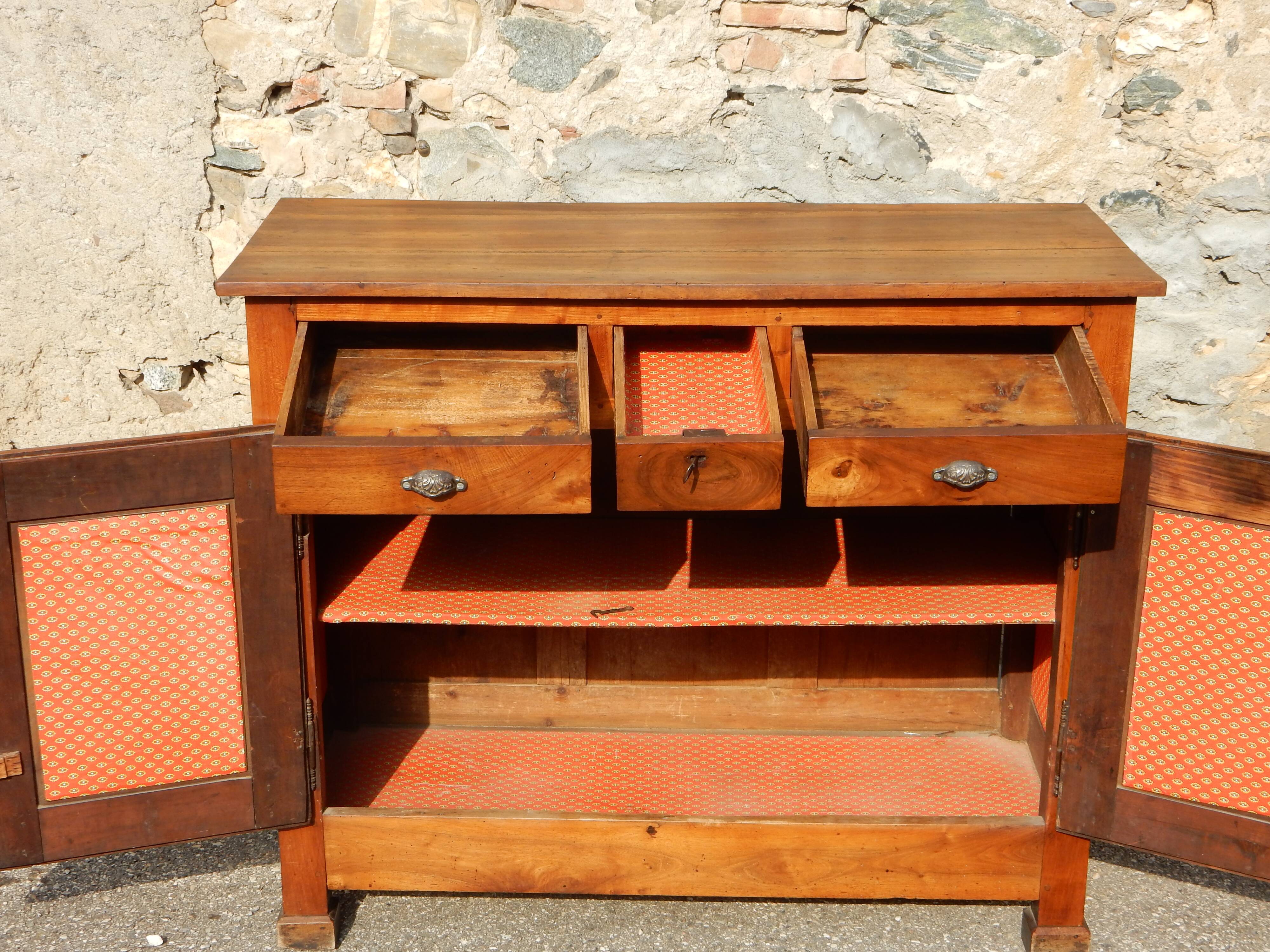 Ancien buffet de famille très élégant en noyer