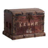 Coffre ancien renforcé en fer en bois de pin – Chine, vers 1900
