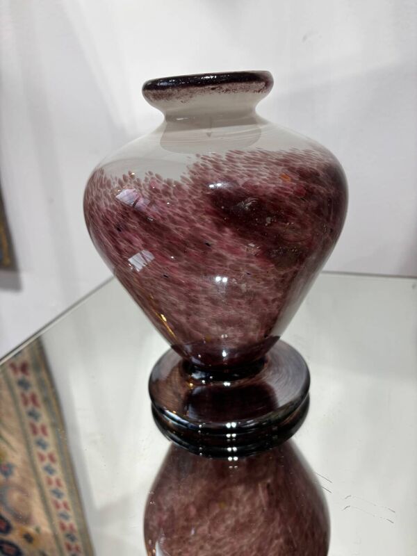 Vase boule en verre soufflé, signé Jean-Claude Novaro