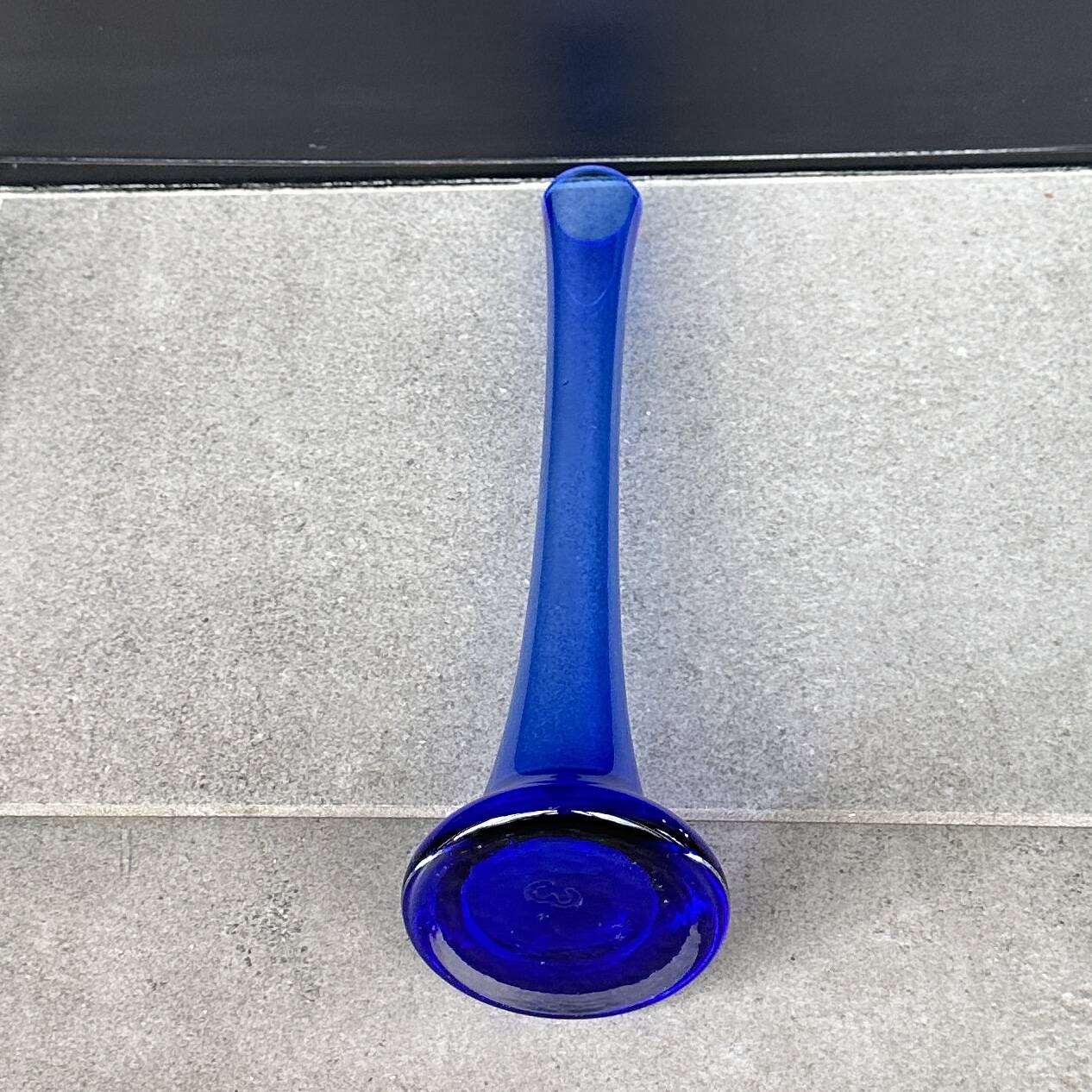 Soliflore en Verre Bleu Vintage des Années 80 – Élégance et Style Rétro