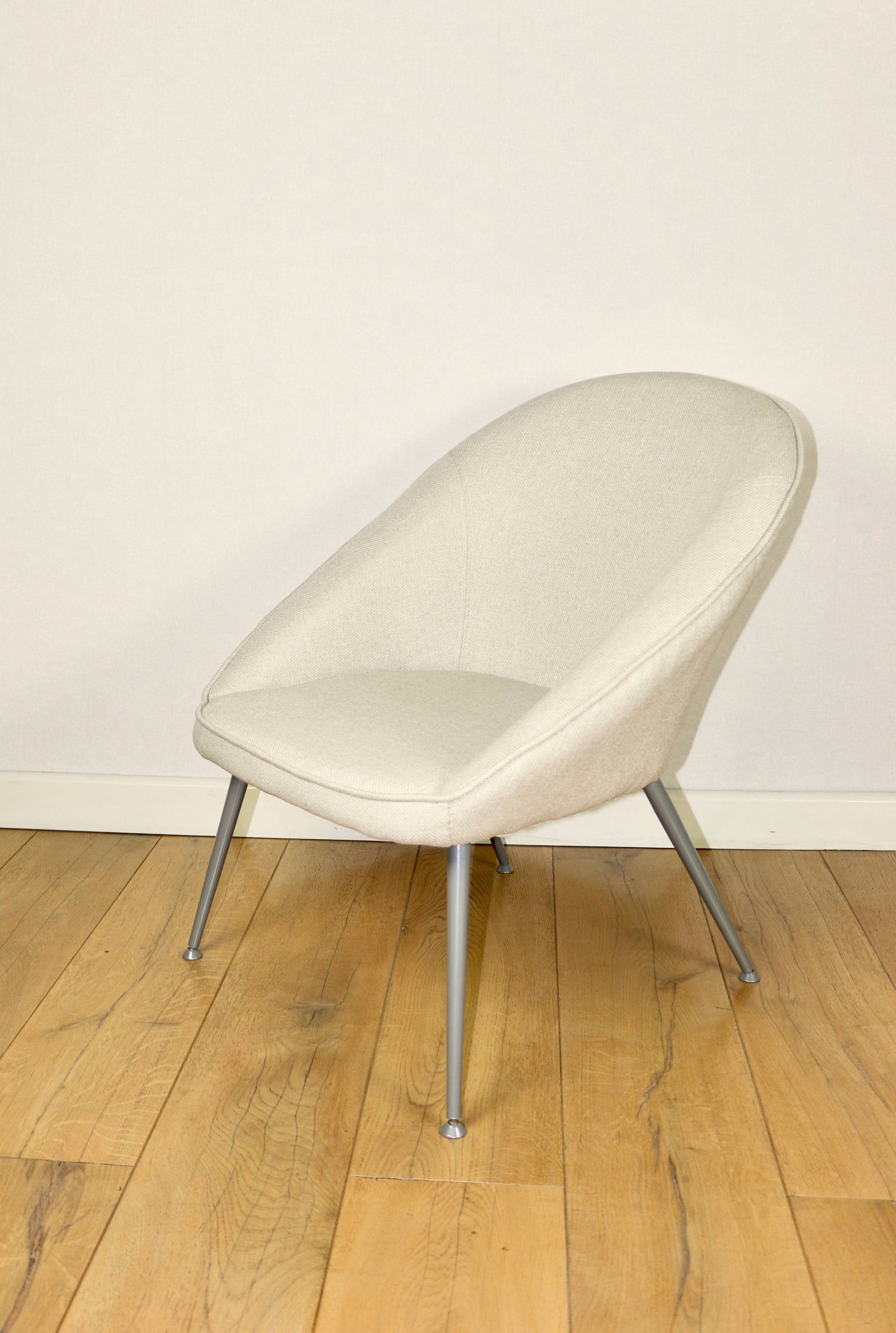Beige ivory shell armchair from the 70s on grey metal legs - beautiful