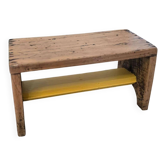 Petit tabouret ancien artisanal en bois – traverse jaune moutarde