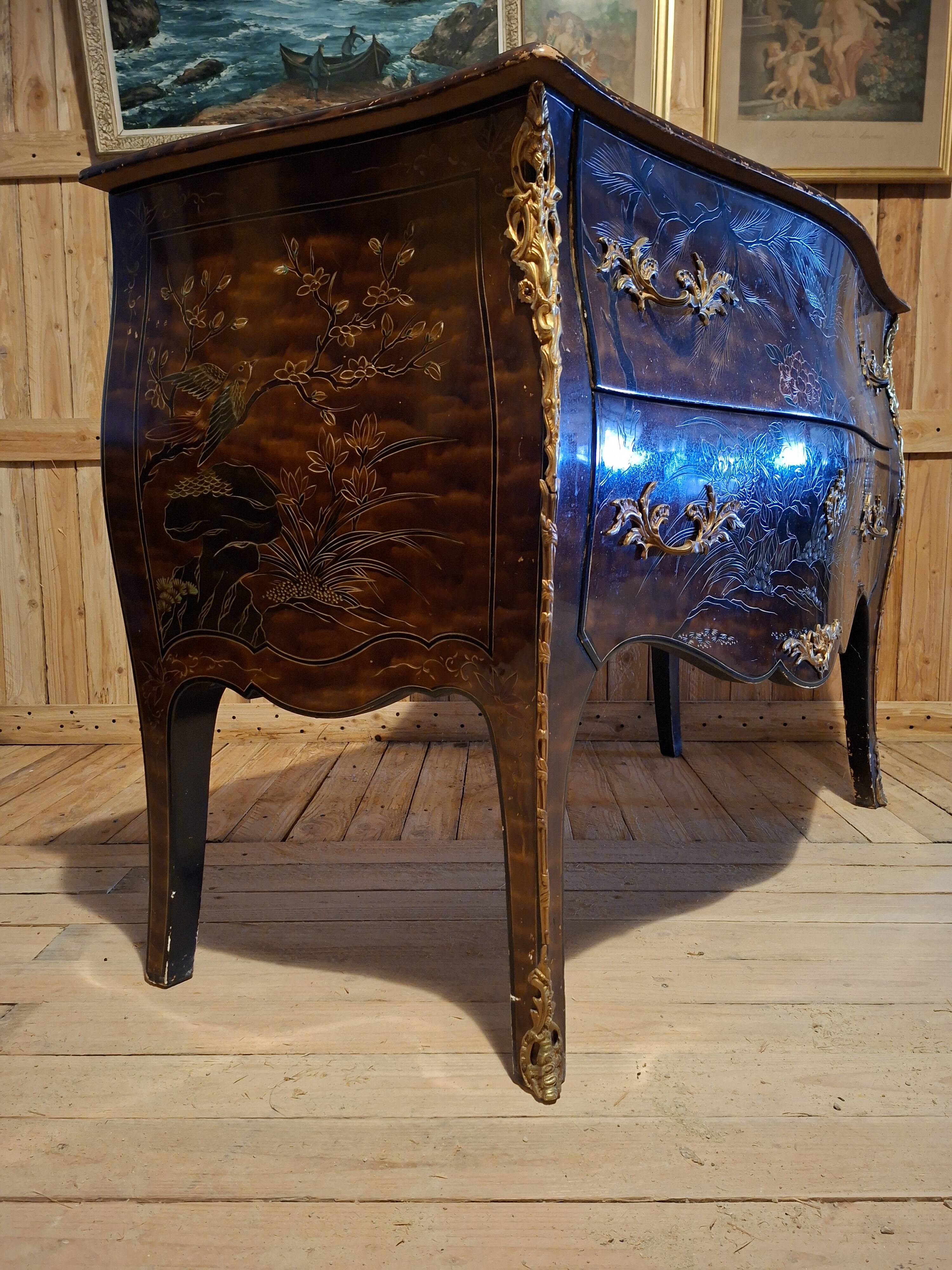Commode sauteuse galbée en laque à décor Chinois époque début XXeme (om)