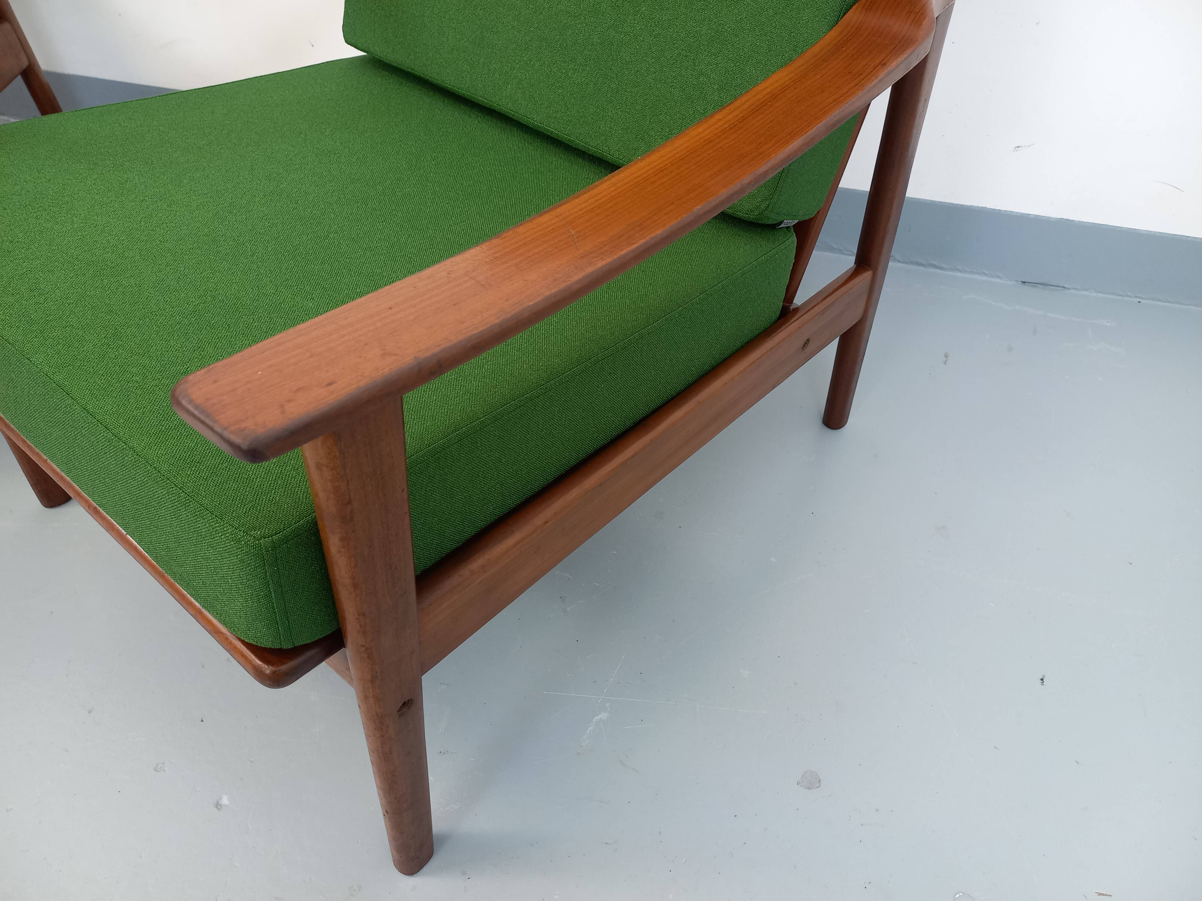 Paire de fauteuils scandinaves vintage en teck et tissu vert des années 60