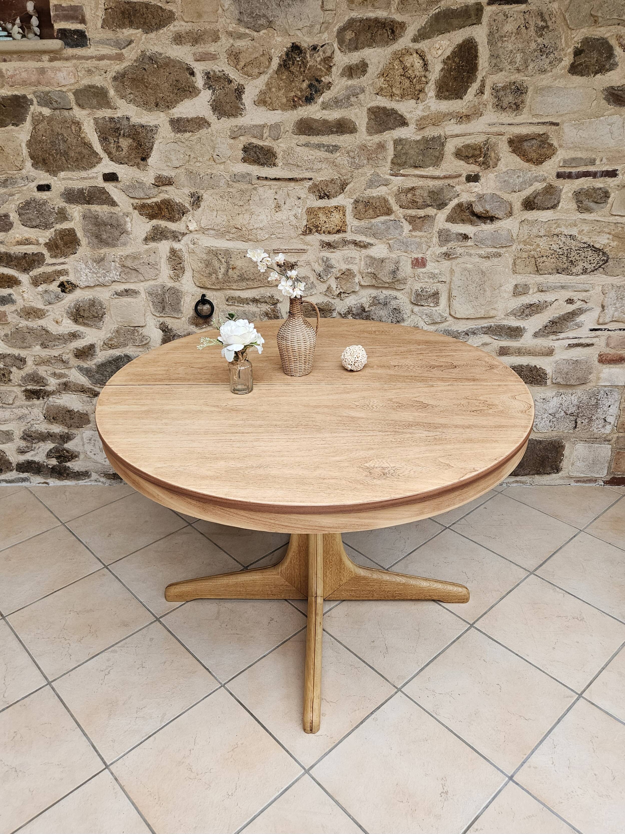Baumann style round table