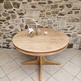 Baumann style round table