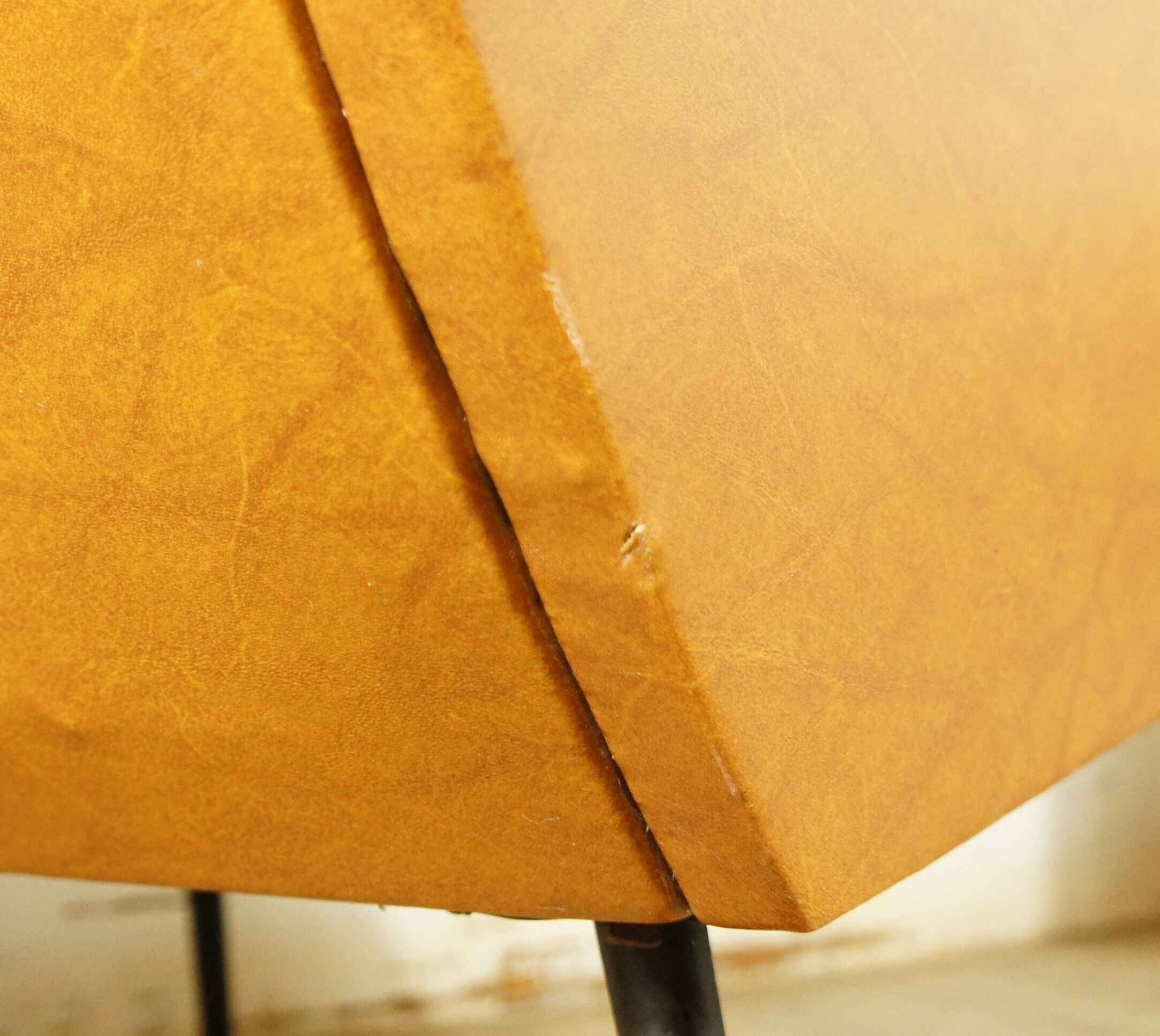 Fauteuil Italien simili cuir camel & son coussin 1960
