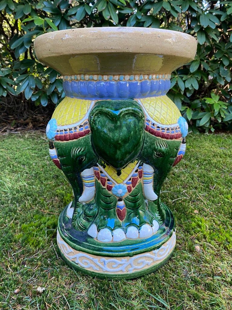 Ensemble de jardin ou de patio multicolore du 20ème siècle avec des éléphants