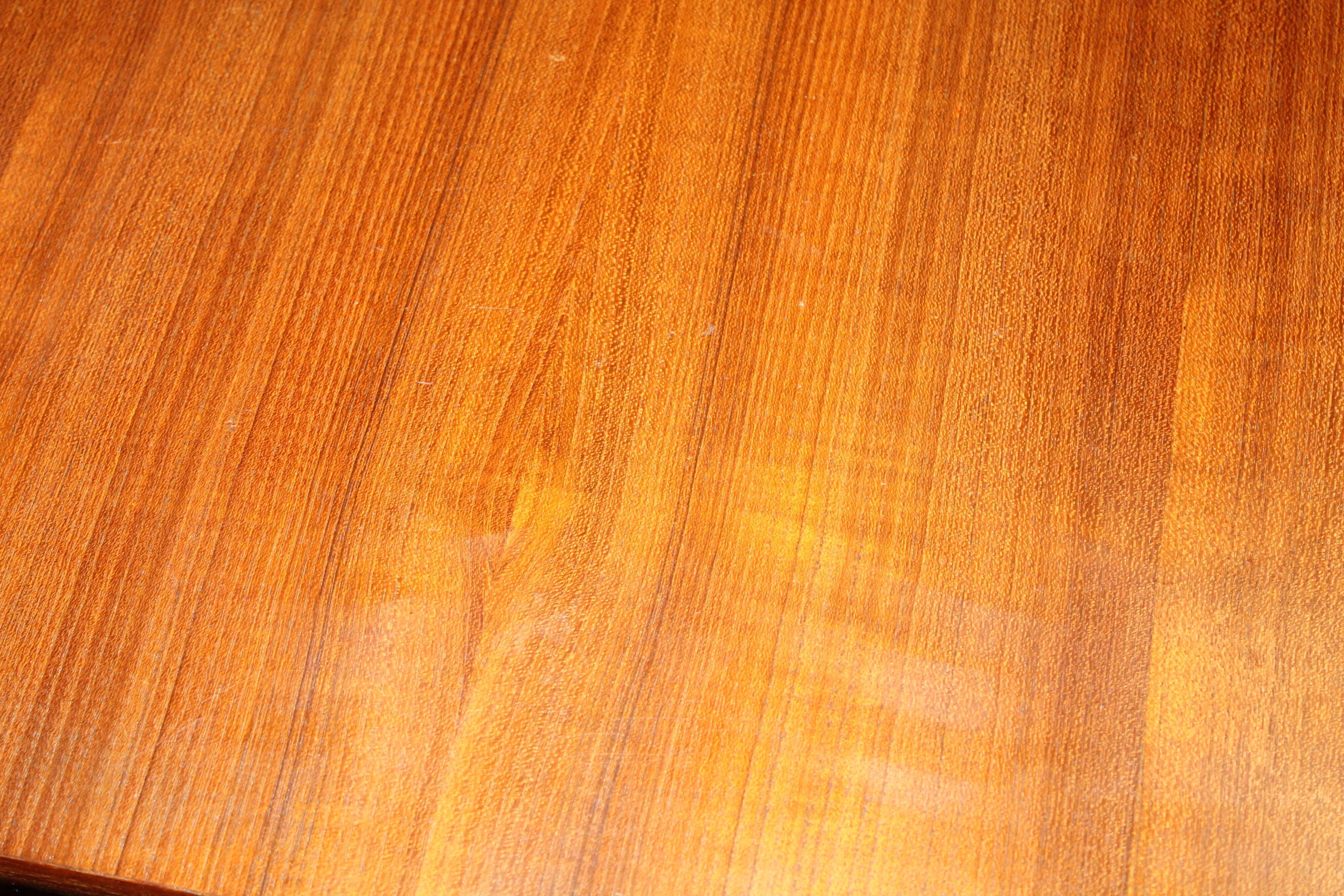 Scandinavian expandable table