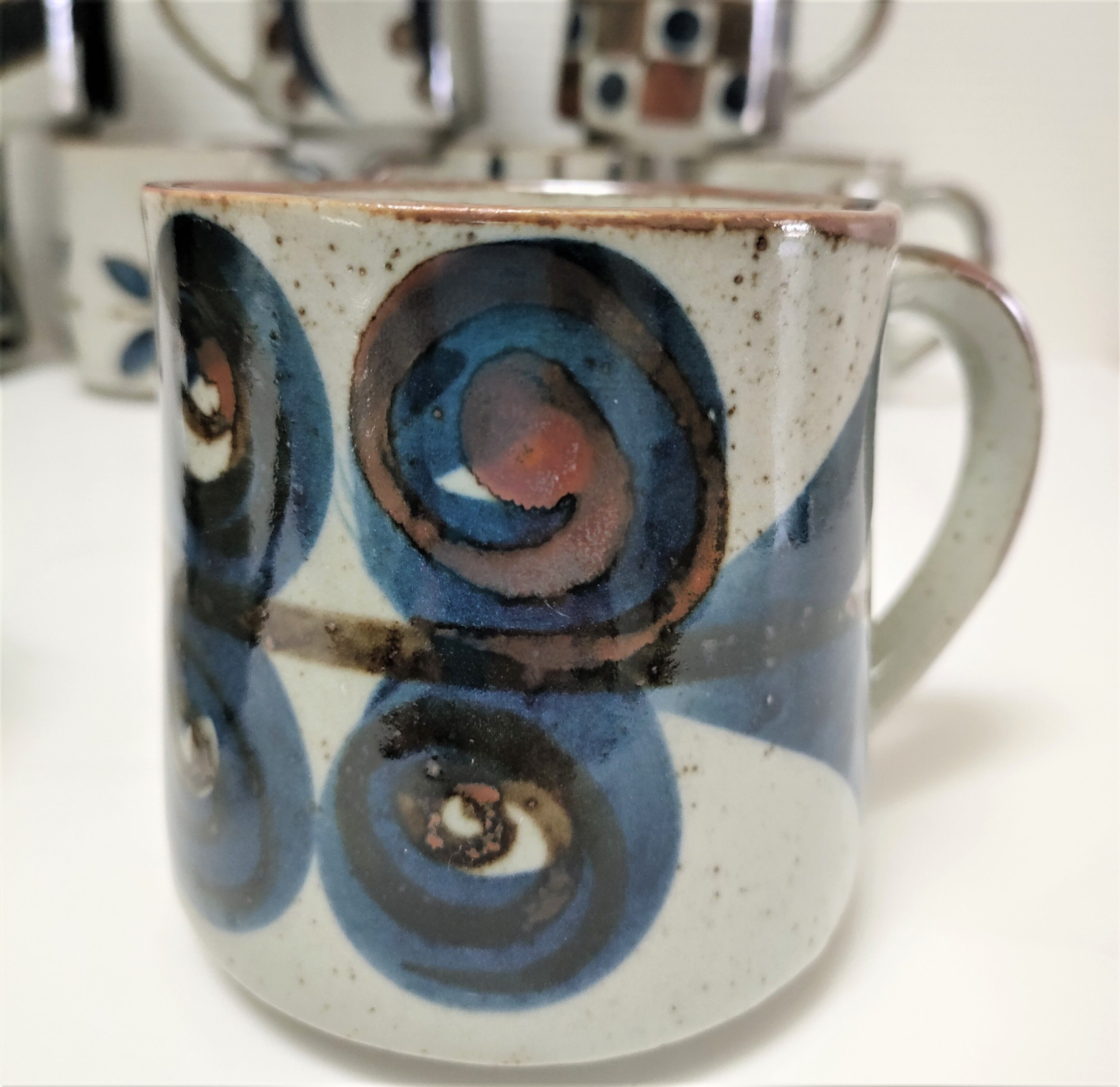 Dix mugs en grès émaillé décors bleu et ocre design années 80