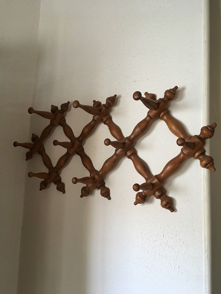 Stretchy wooden wall hanger with ten hooks